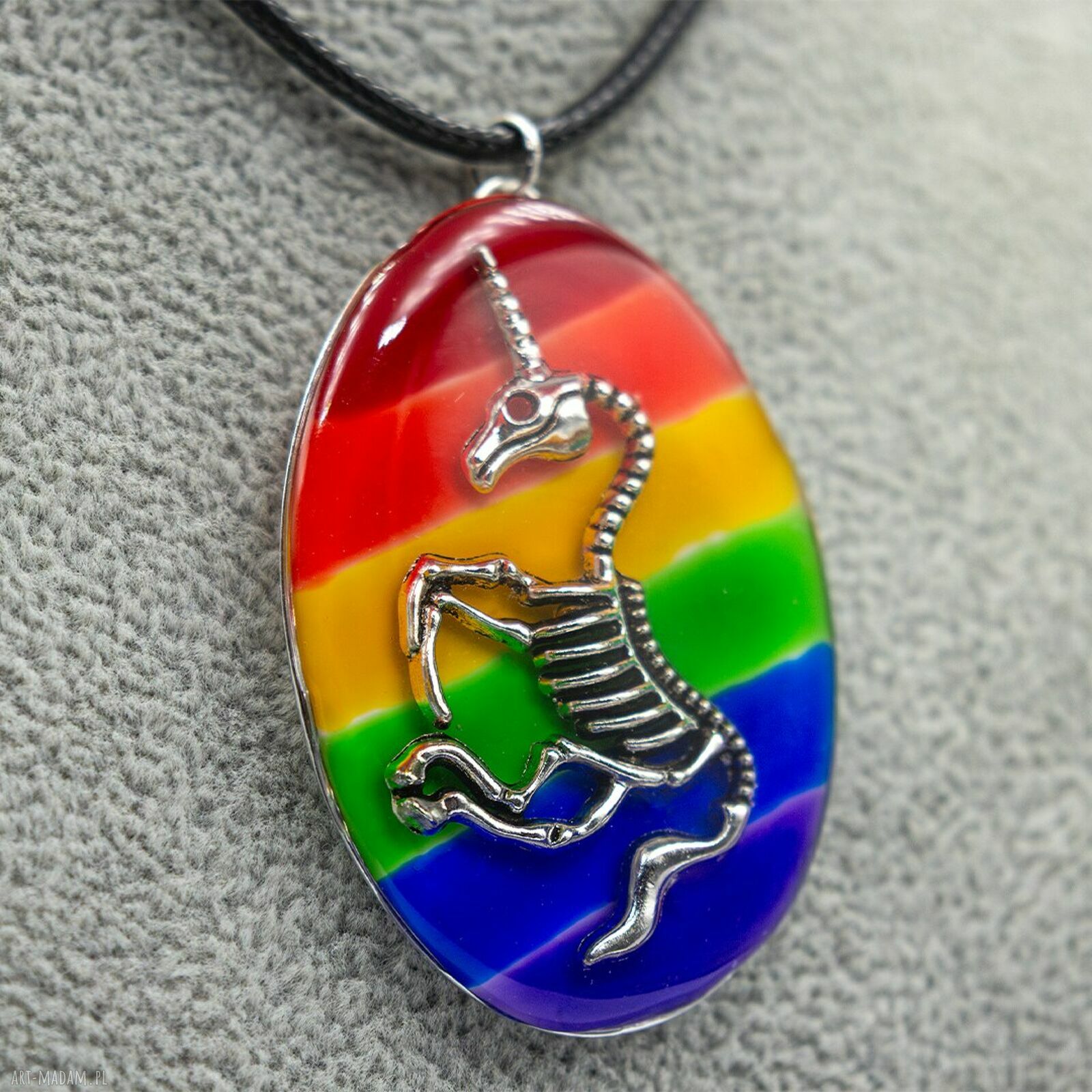 Wisiorek tęczowy Pride z żywicy z jednorożcem pend 003