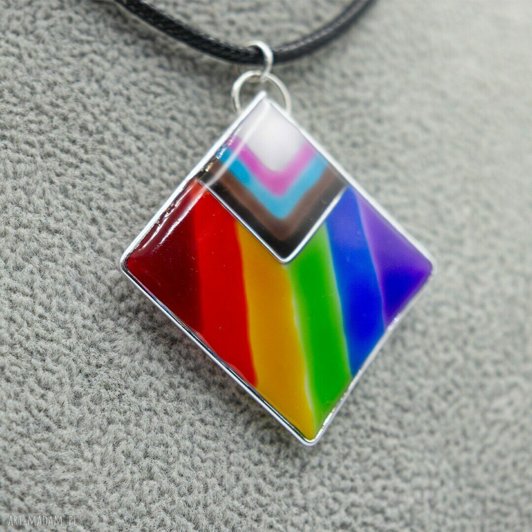 Wisiorek tęczowy Pride z żywicy LGBT - handmade na rzemieniu 45 cm