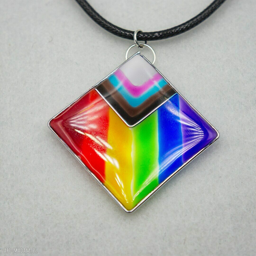 Wisiorek tęczowy Pride z żywicy LGBT - handmade na rzemieniu 45 cm
