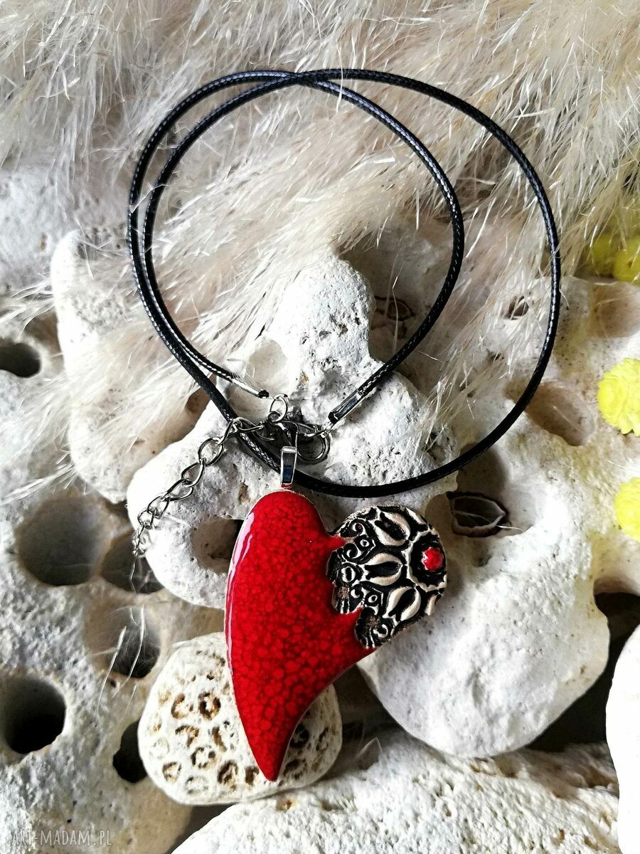 Czerwony ceramiczny wisiorek serce z mandalą - naszyjnik handmade na sznurku