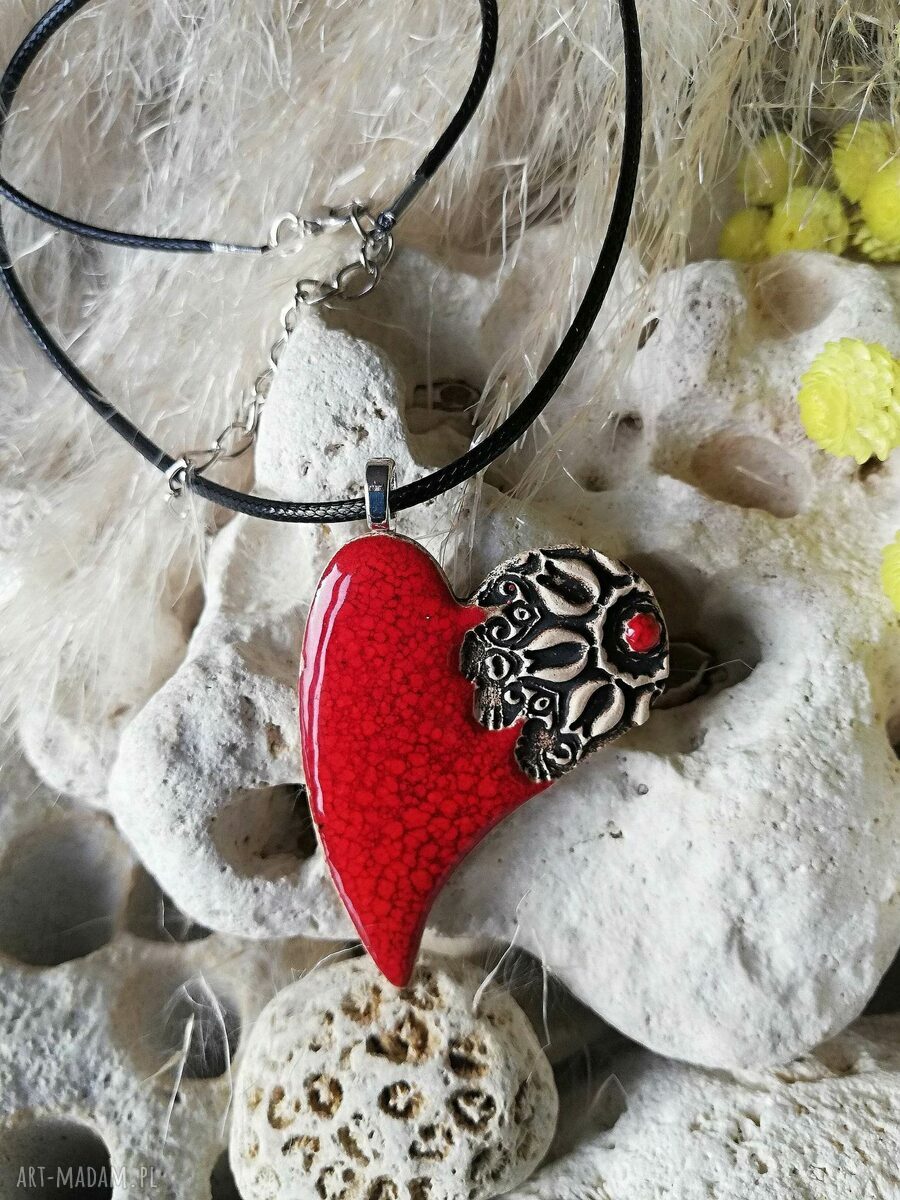 Czerwony ceramiczny wisiorek serce z mandalą - naszyjnik handmade na sznurku