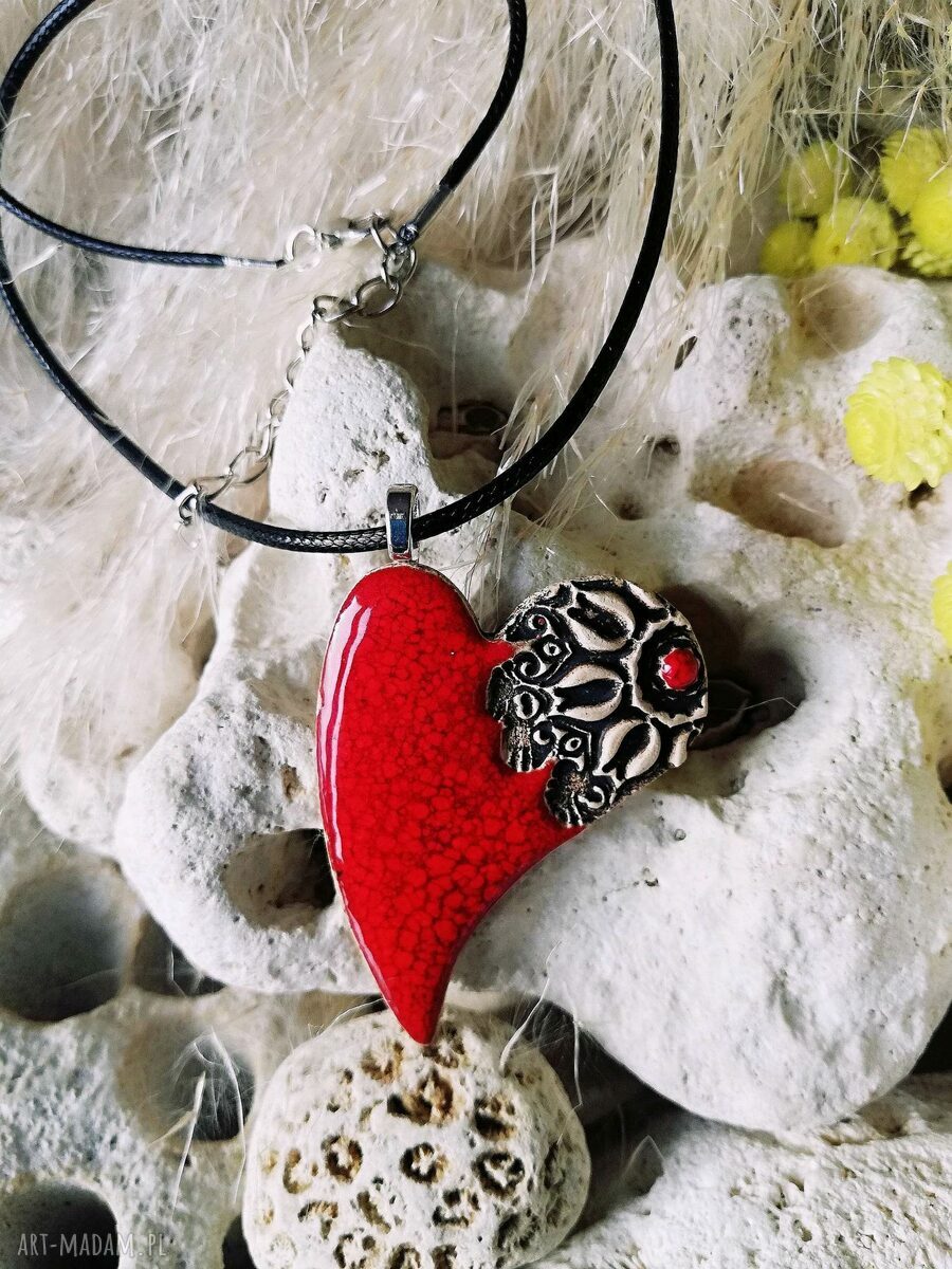 Czerwony ceramiczny wisiorek serce z mandalą - naszyjnik handmade na sznurku