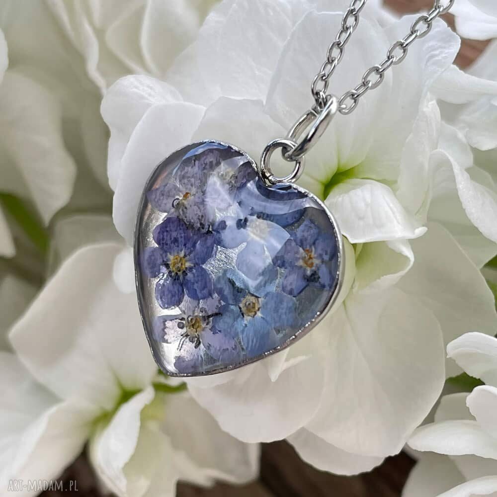 Wisiorek w kształcie serca z niezapominajkami - handmade z żywicy
