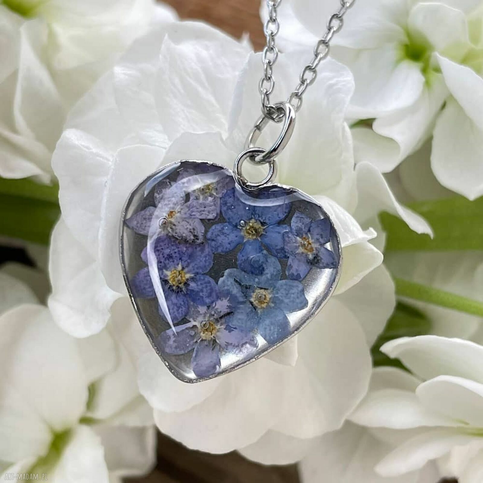 Wisiorek w kształcie serca z niezapominajkami - handmade z żywicy