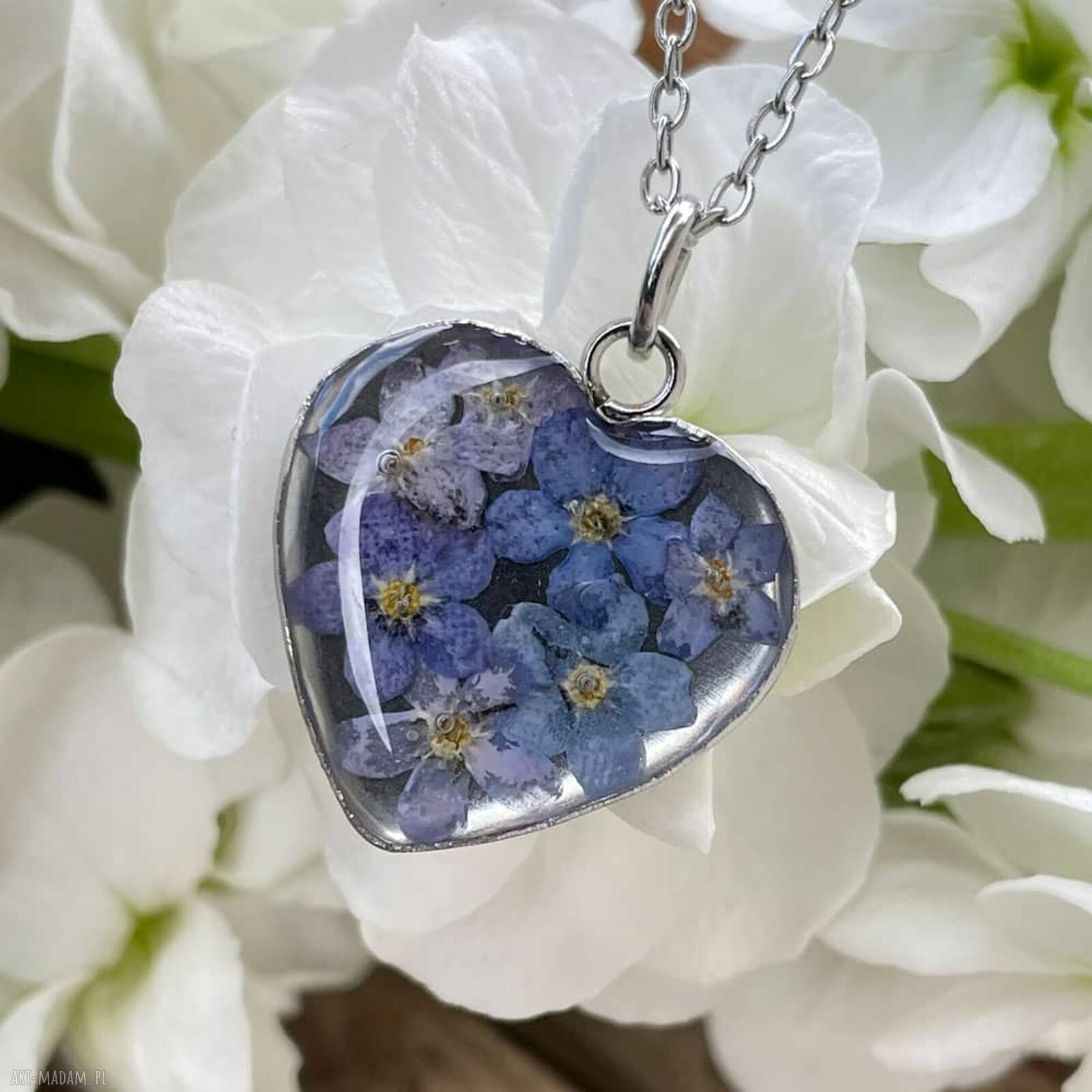 Wisiorek w kształcie serca z niezapominajkami - handmade z żywicy