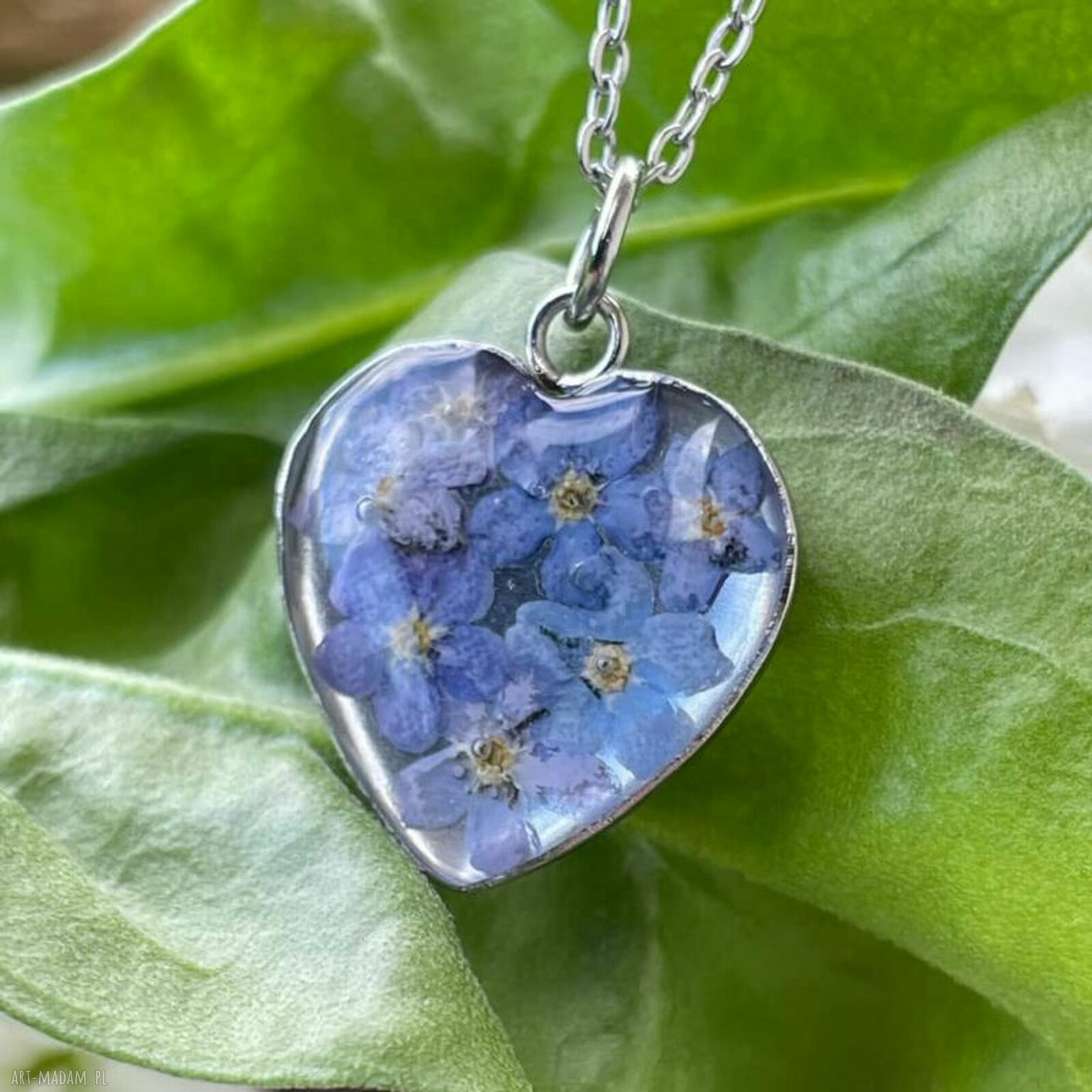 Wisiorek w kształcie serca z niezapominajkami - handmade z żywicy