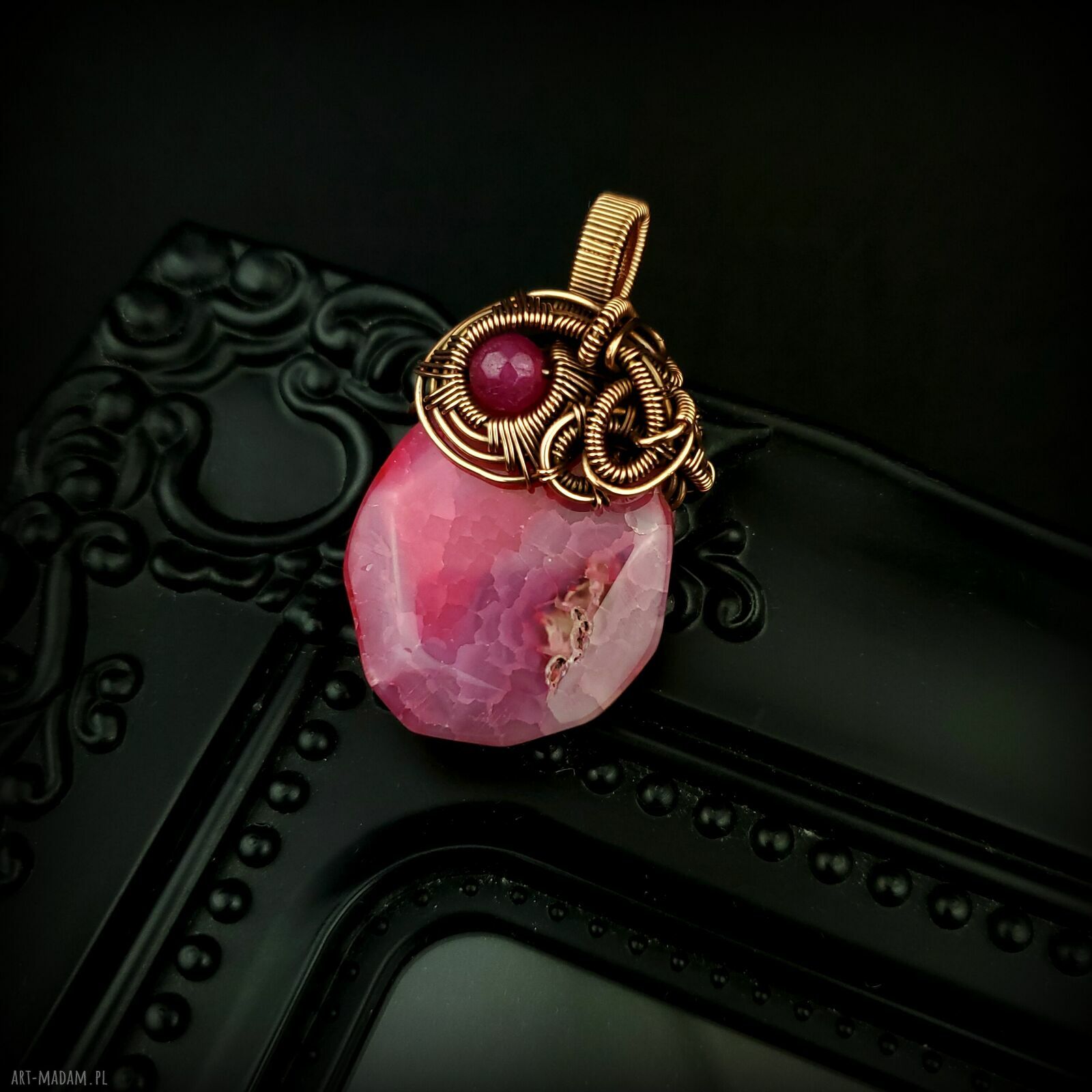 Wisiorek wire wrapping z różowym agatem - miedziana oprawa oksydowana
