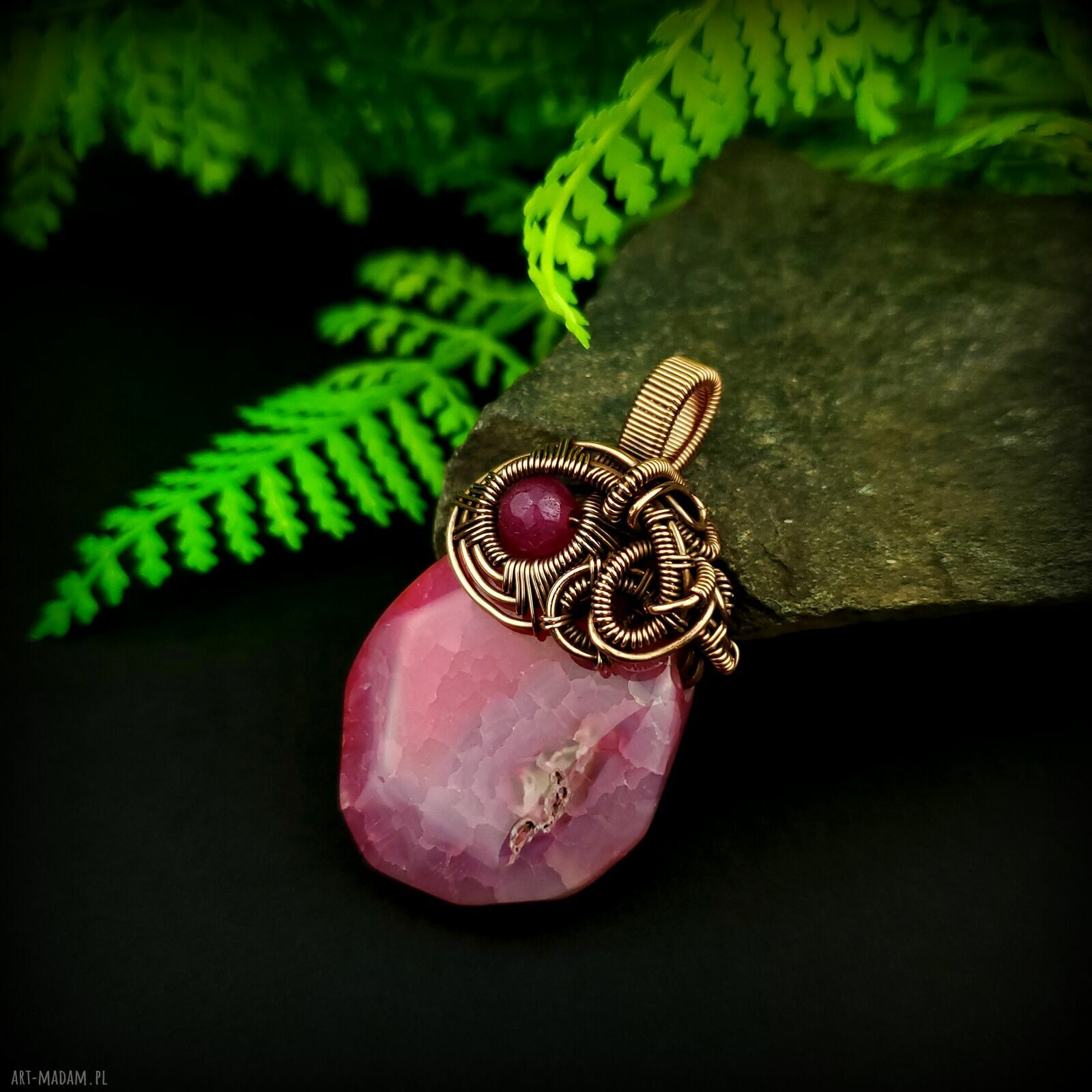 Wisiorek wire wrapping z różowym agatem - miedziana oprawa oksydowana