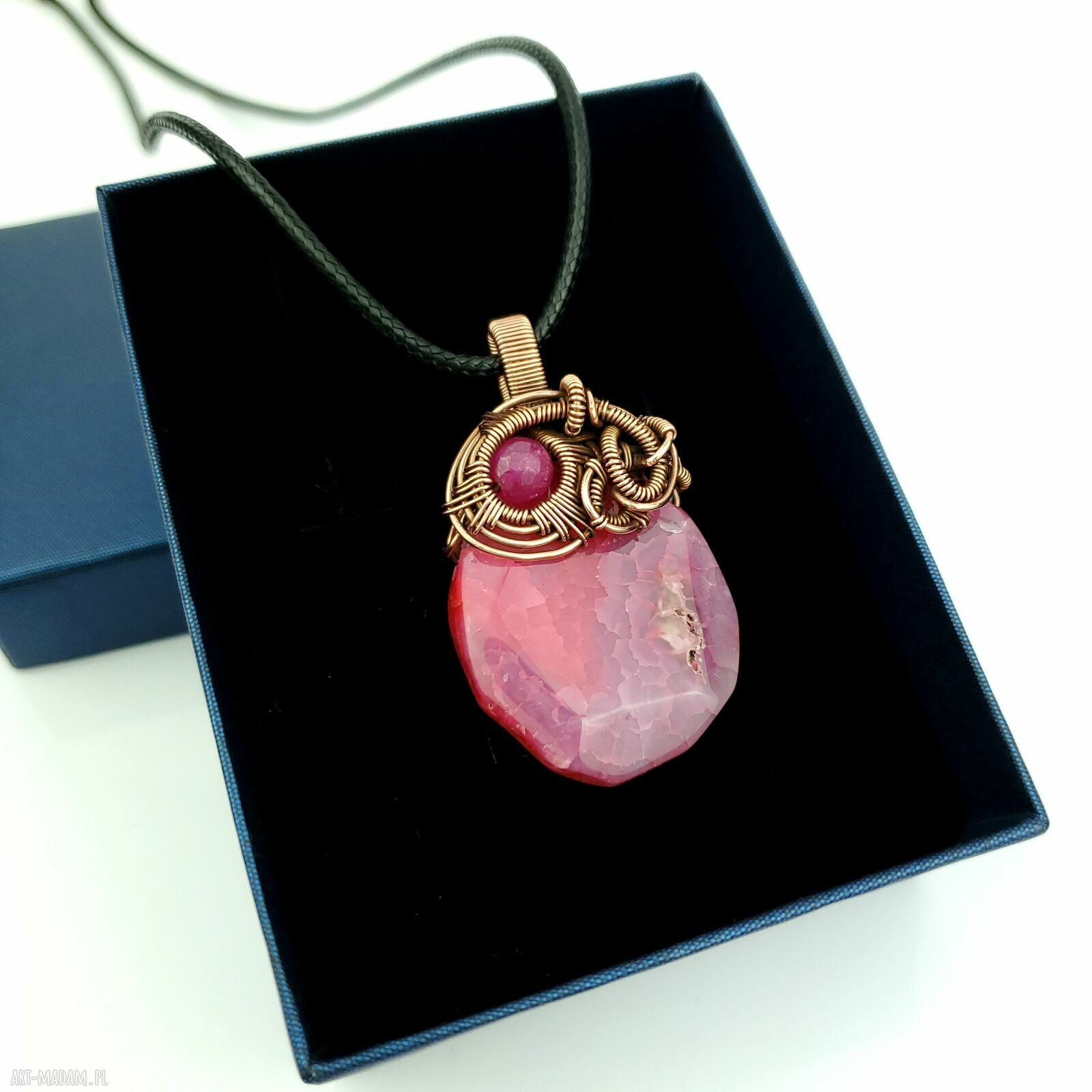 Wisiorek wire wrapping z różowym agatem - miedziana oprawa oksydowana
