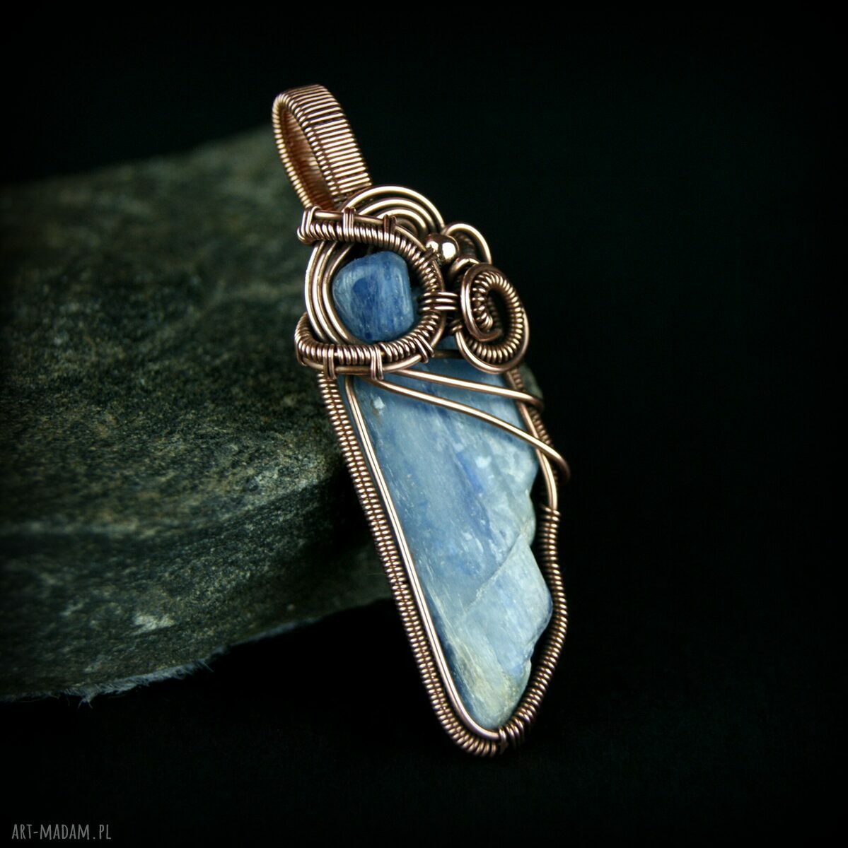 Wisiorek wire wrapping z kyanitem