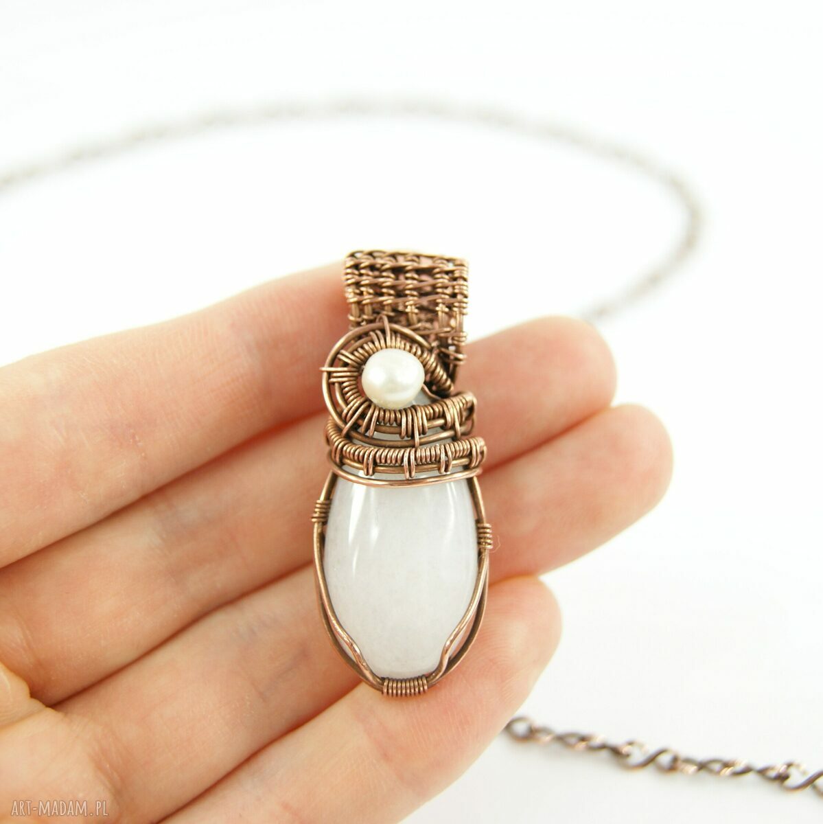Wisiorek wire wrapping z agatem i perłą - miedziany boho dla niej