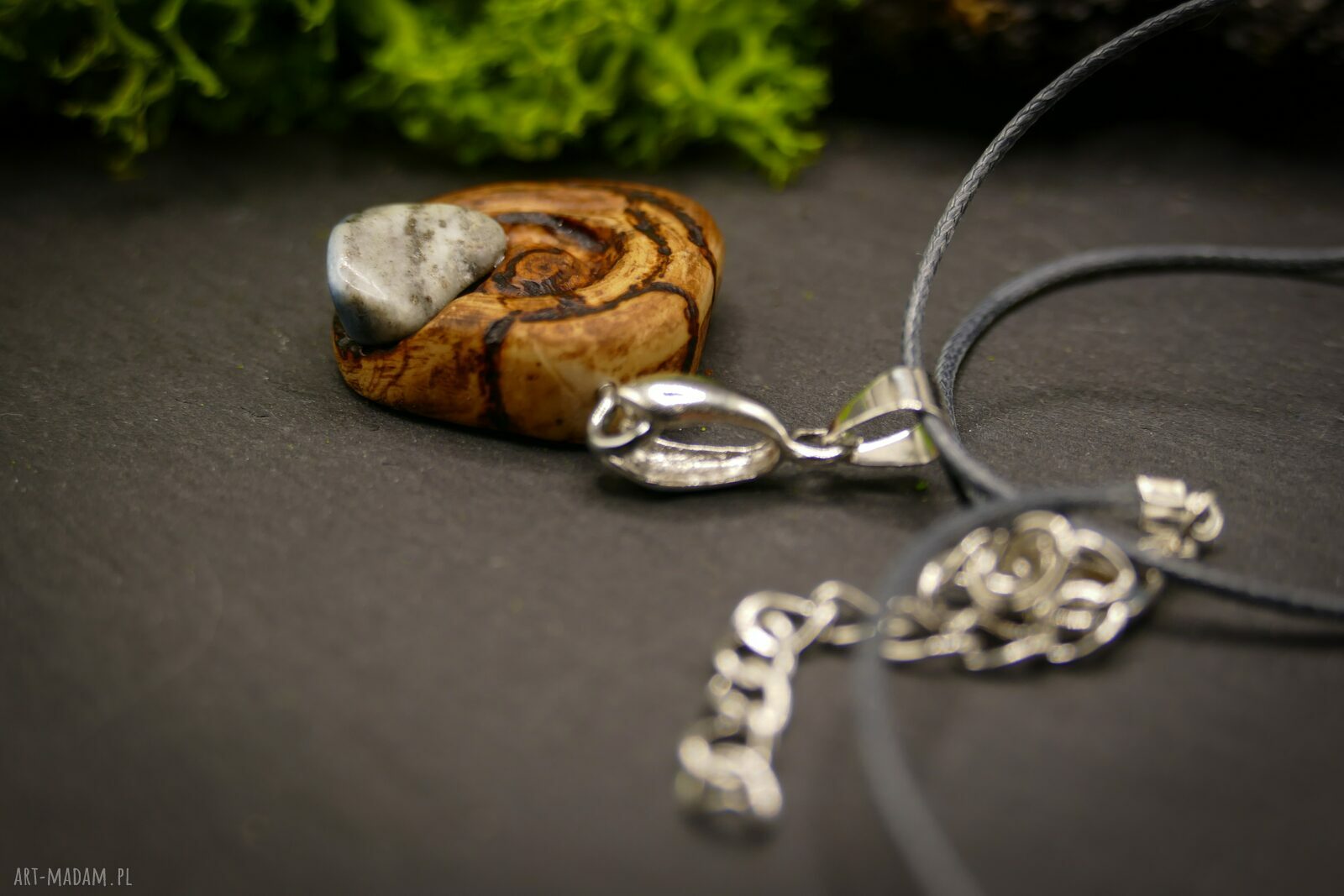 Wisiorek z agatem „Agat Koronny” z drewna octowca - amulet z pirografią