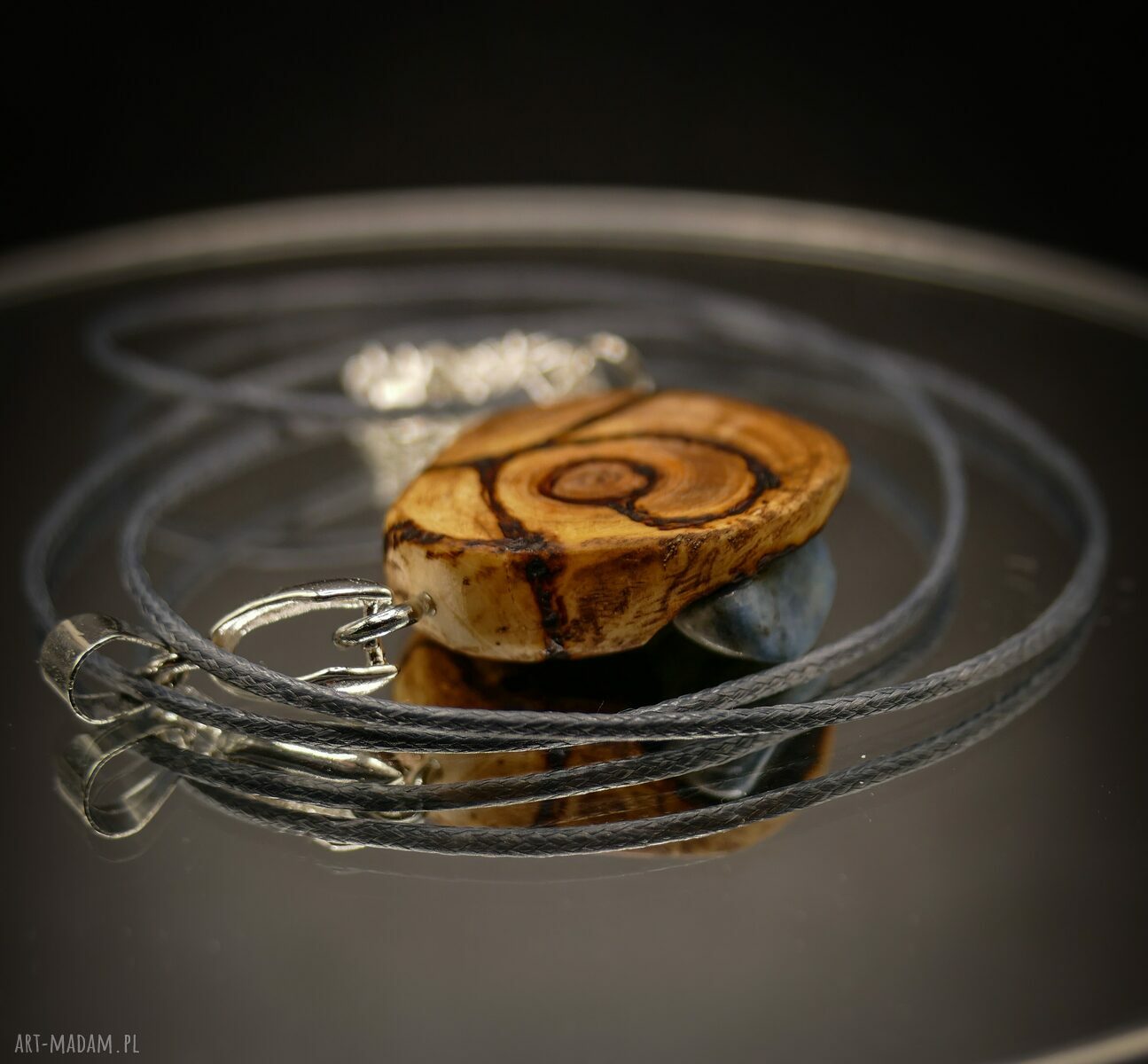 Wisiorek z agatem „Agat Koronny” z drewna octowca - amulet z pirografią