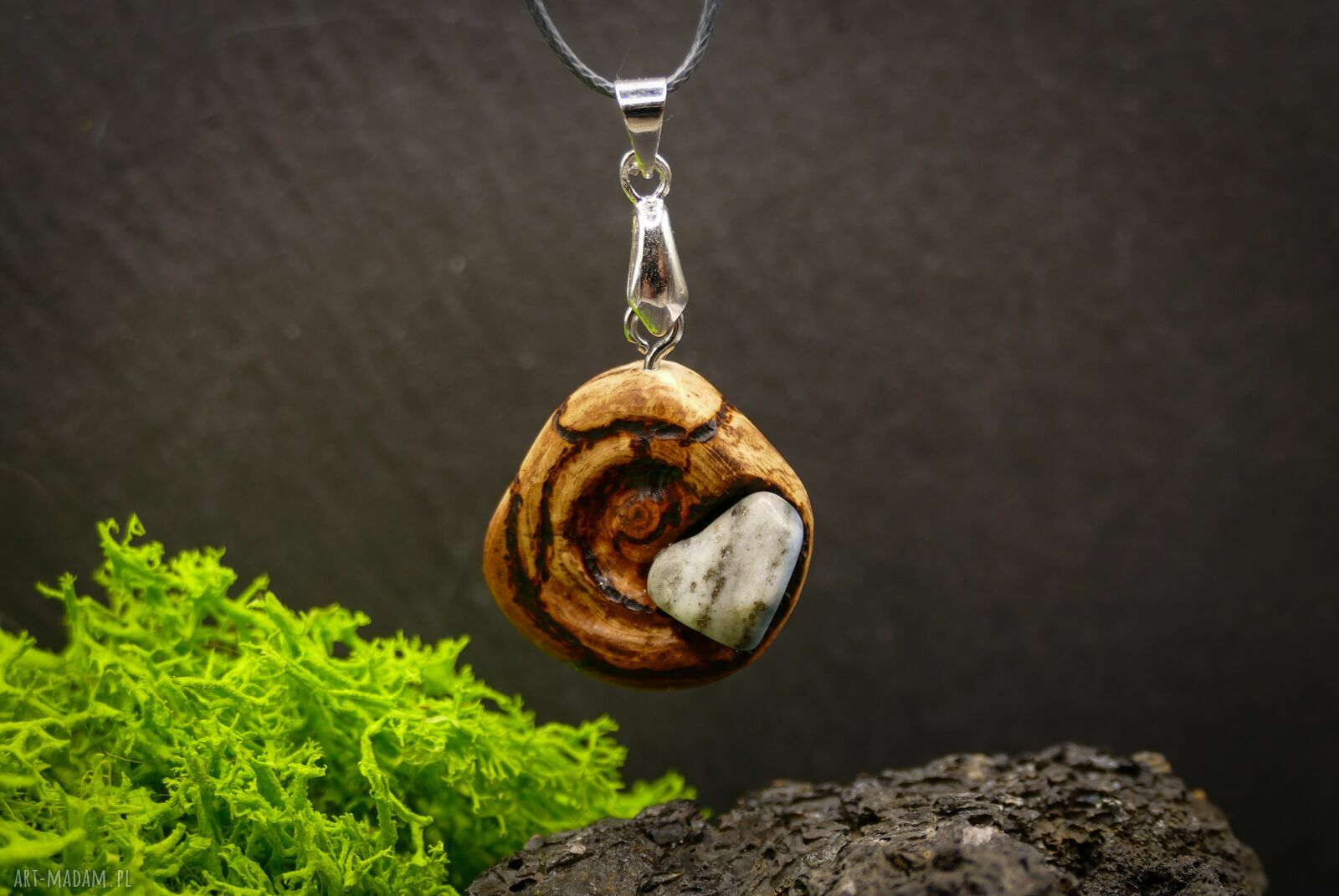 Wisiorek z agatem „Agat Koronny” z drewna octowca - amulet z pirografią