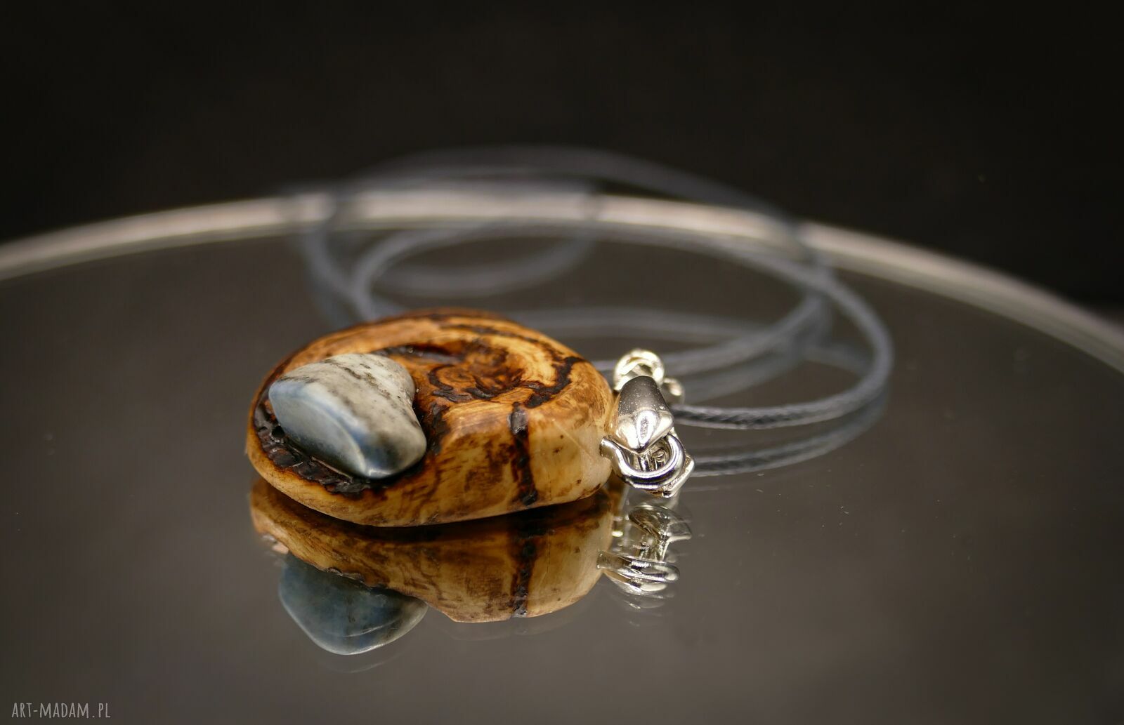 Wisiorek z agatem „Agat Koronny” z drewna octowca - amulet z pirografią