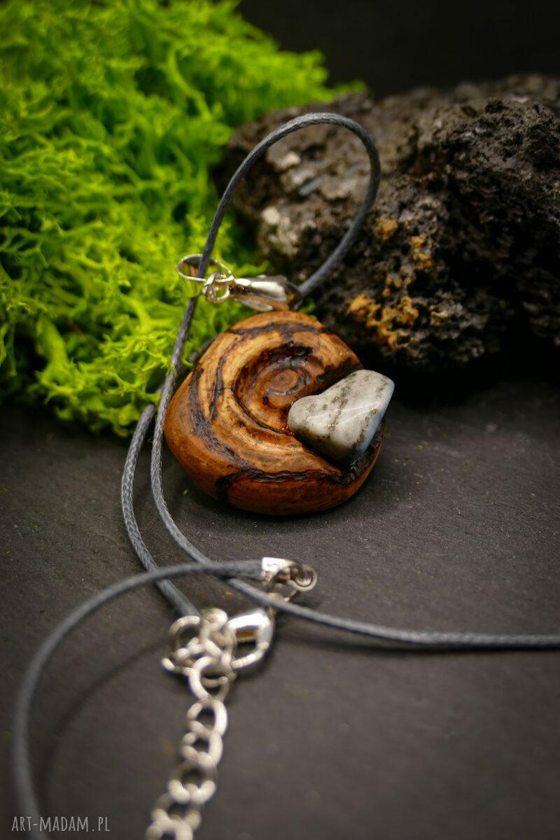 Wisiorek z agatem „Agat Koronny” z drewna octowca - amulet z pirografią