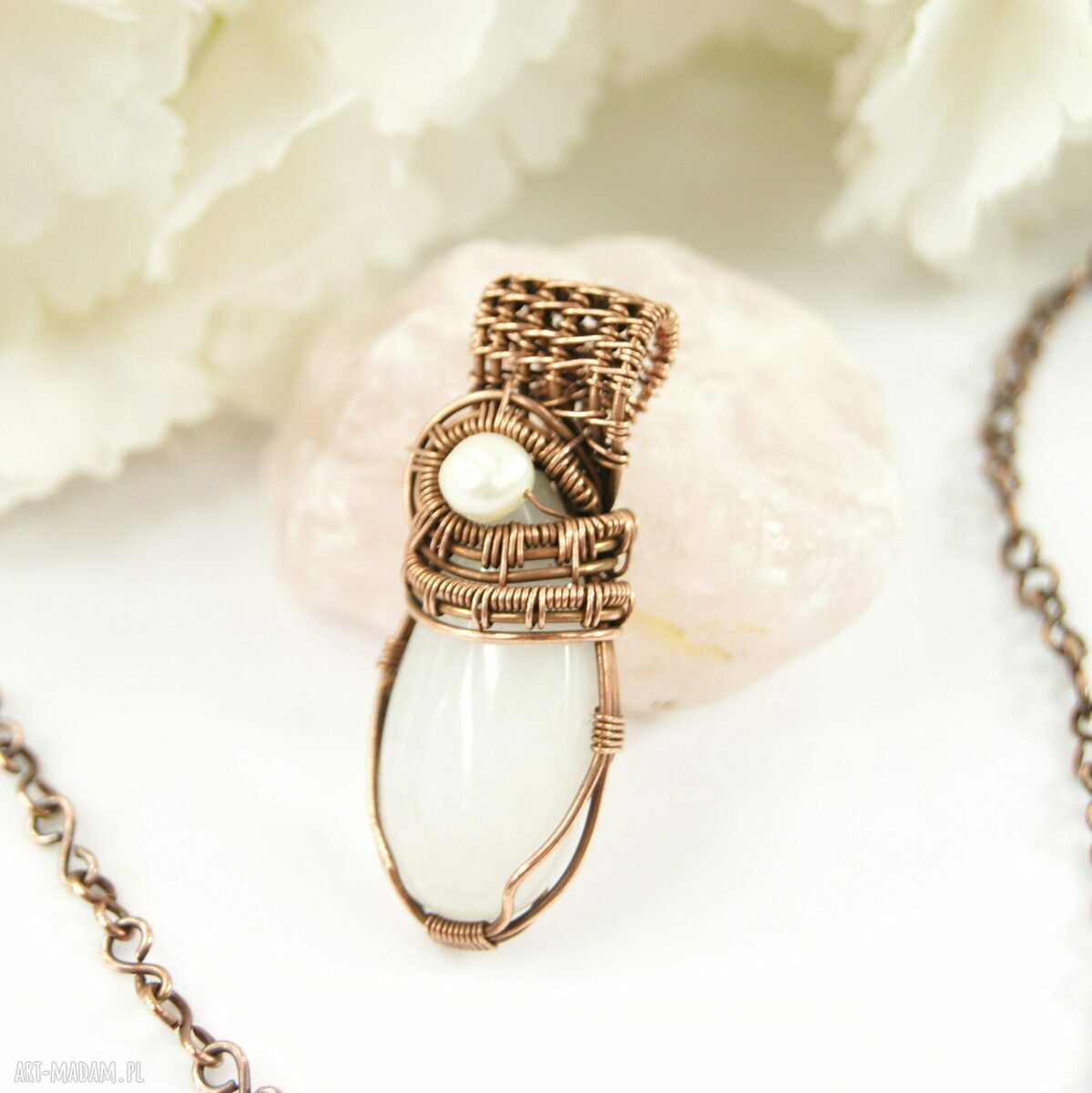 Wisiorek wire wrapping z agatem i perłą - miedziany boho dla niej