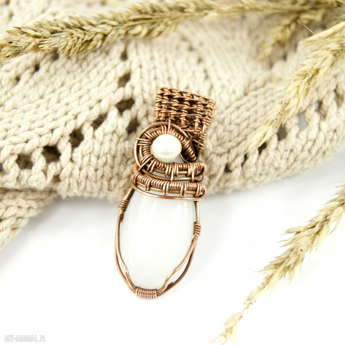 Wisiorek wire wrapping z agatem i perłą - miedziany boho dla niej