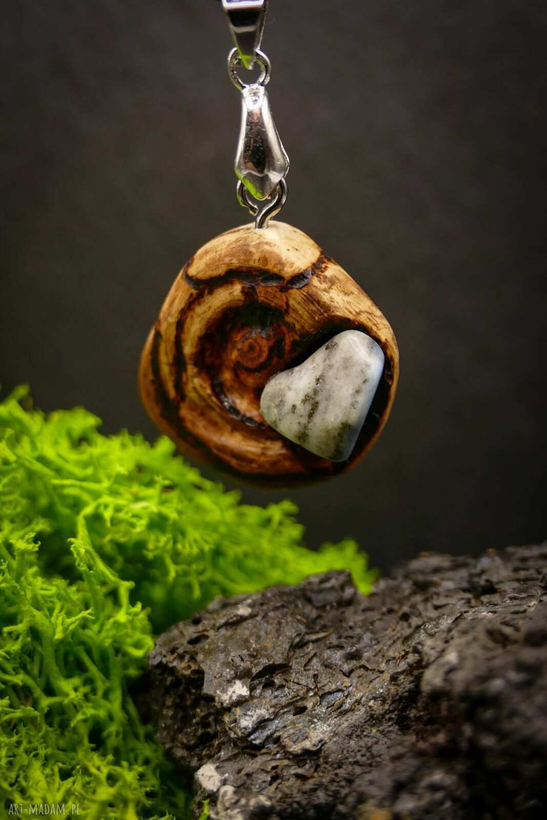 Wisiorek z agatem „Agat Koronny” z drewna octowca - amulet z pirografią