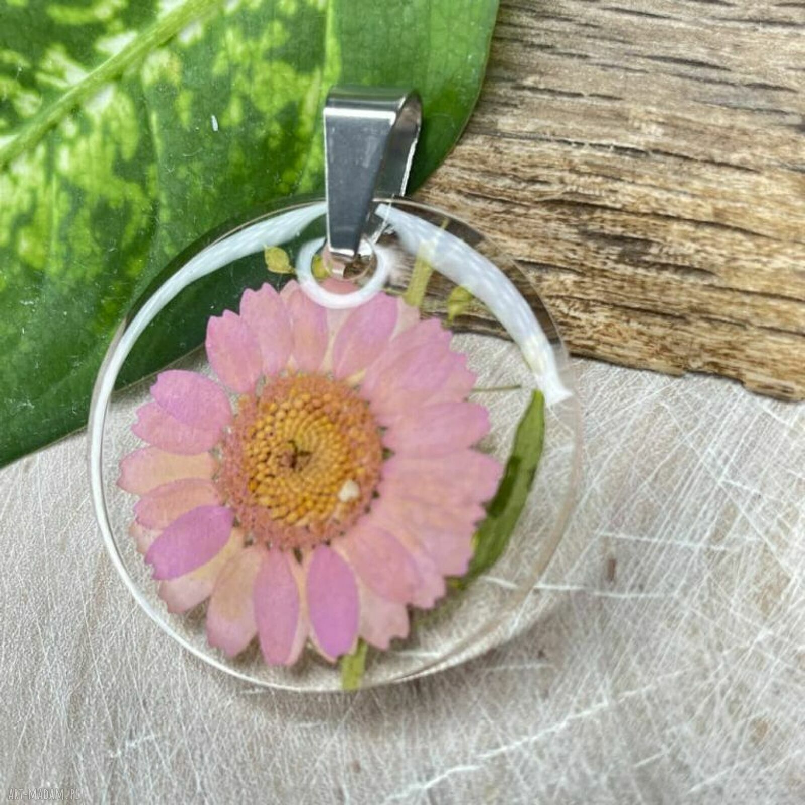 Wisiorek z barwionym rumiankiem z1959 - botaniczna biżuteria na lato