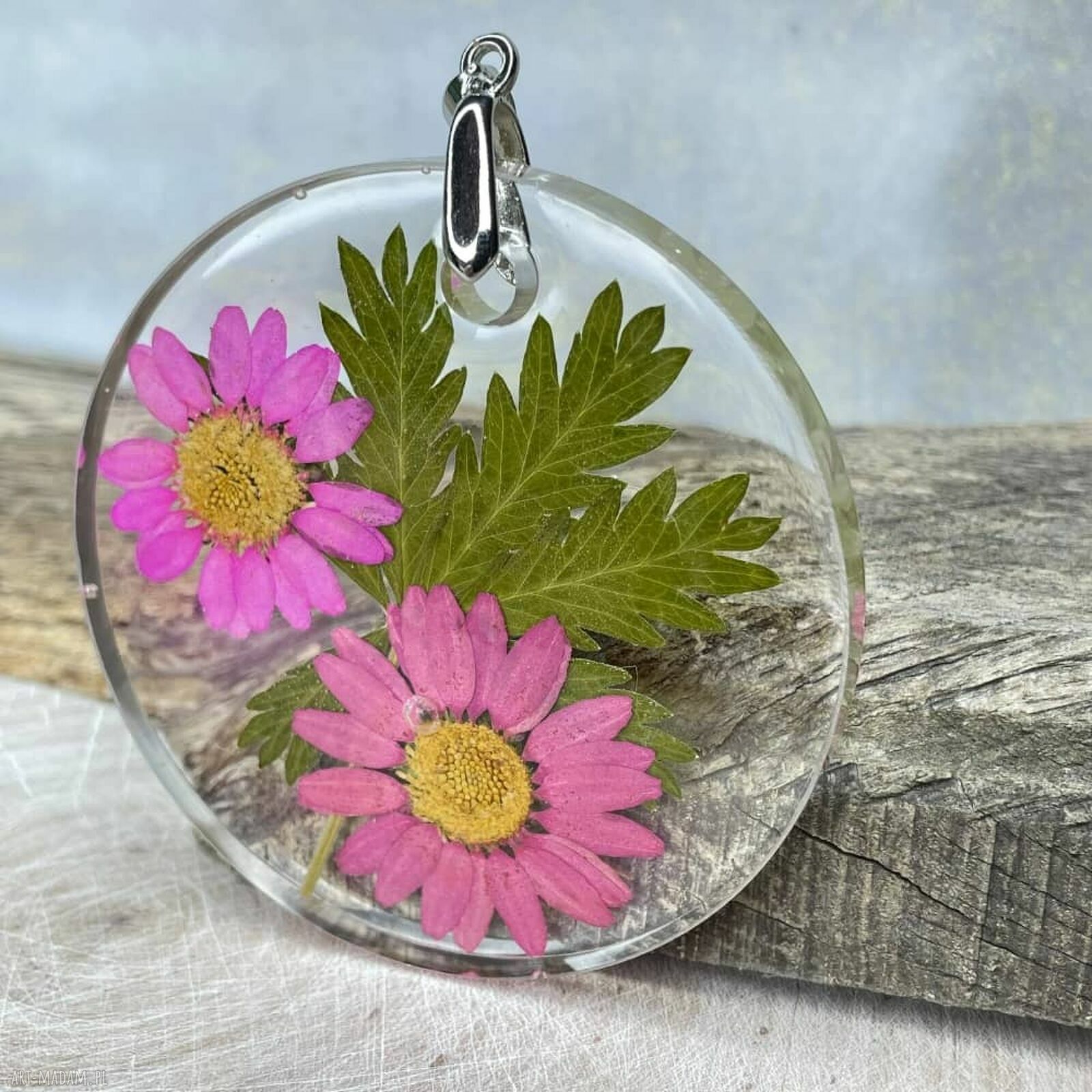 Wisiorek z barwionymi rumiankami w żywicy - rękodzieło Herbarium Jewelry
