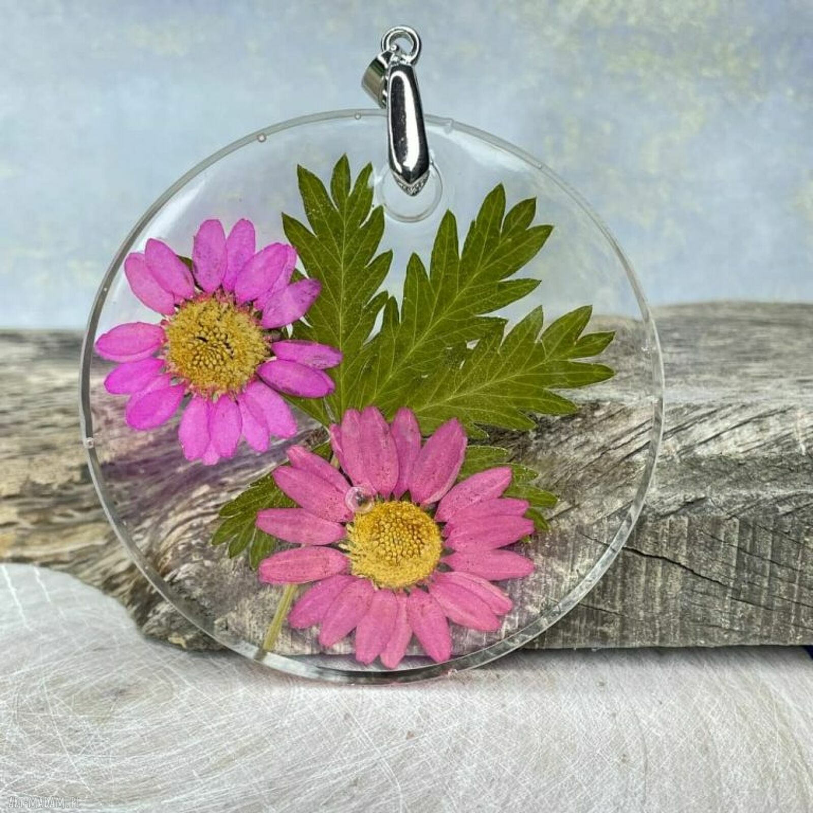 Wisiorek z barwionymi rumiankami w żywicy - rękodzieło Herbarium Jewelry