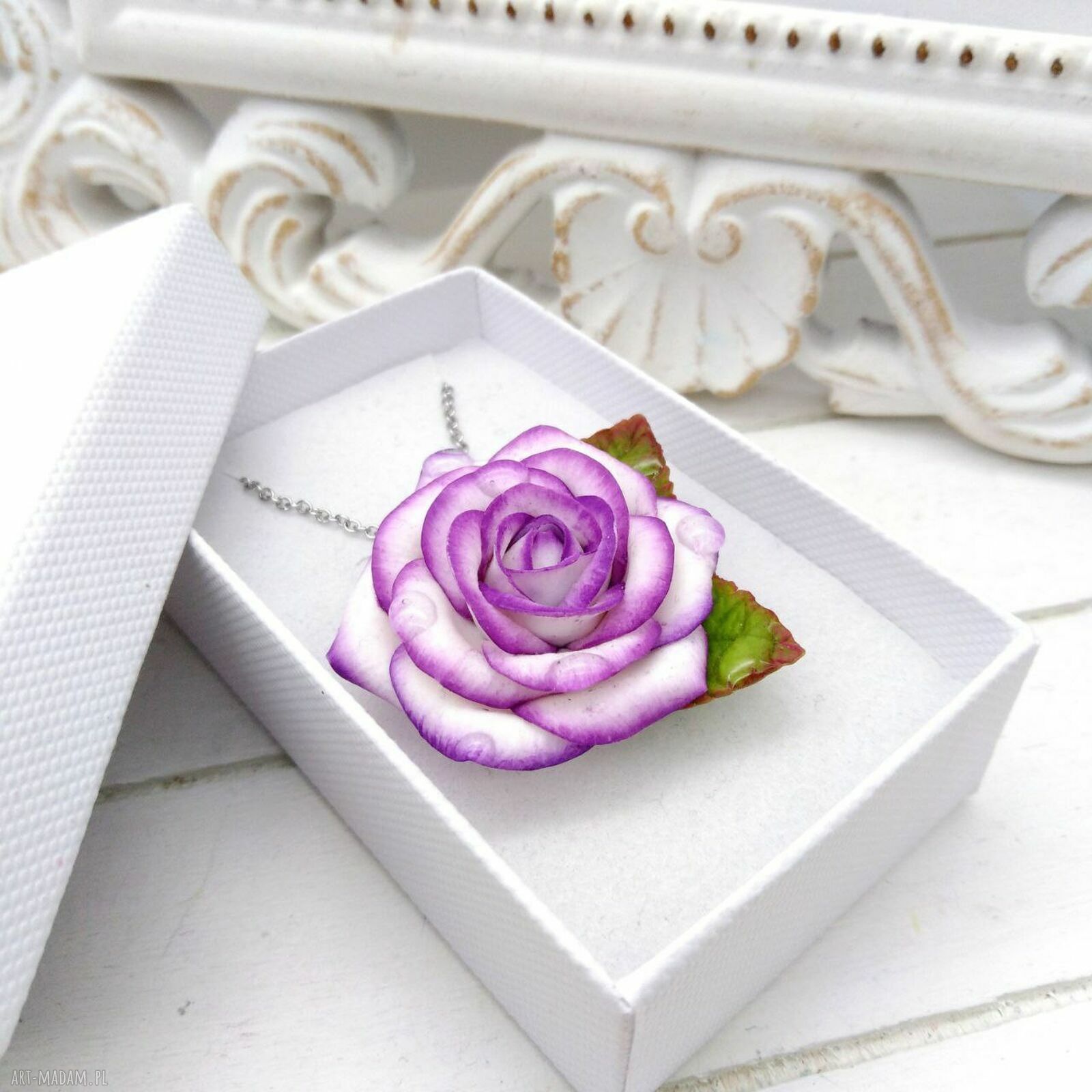 Handmade wisiorek z białą różą i fioletowymi krawędziami - stal nierdzewna