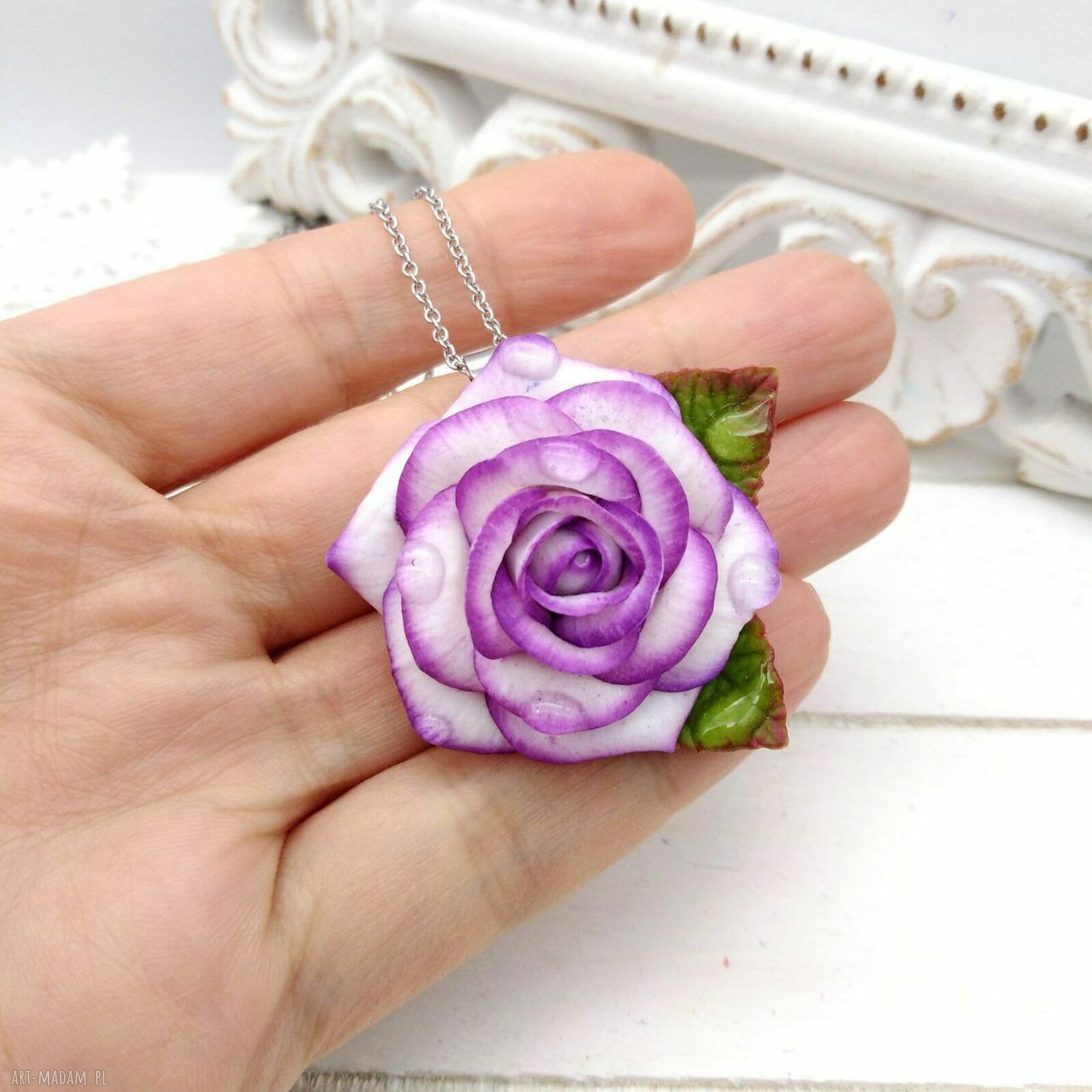 Handmade wisiorek z białą różą i fioletowymi krawędziami - stal nierdzewna