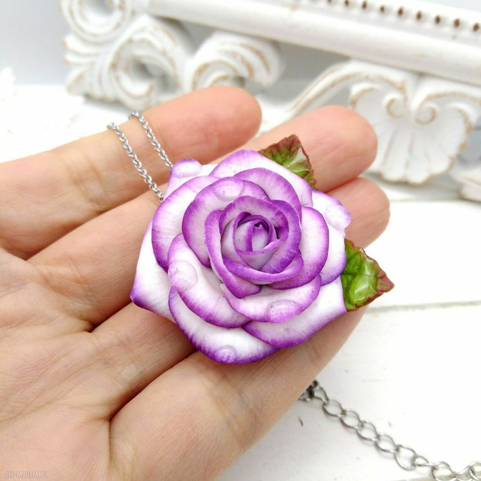 Handmade wisiorek z białą różą i fioletowymi krawędziami - stal nierdzewna