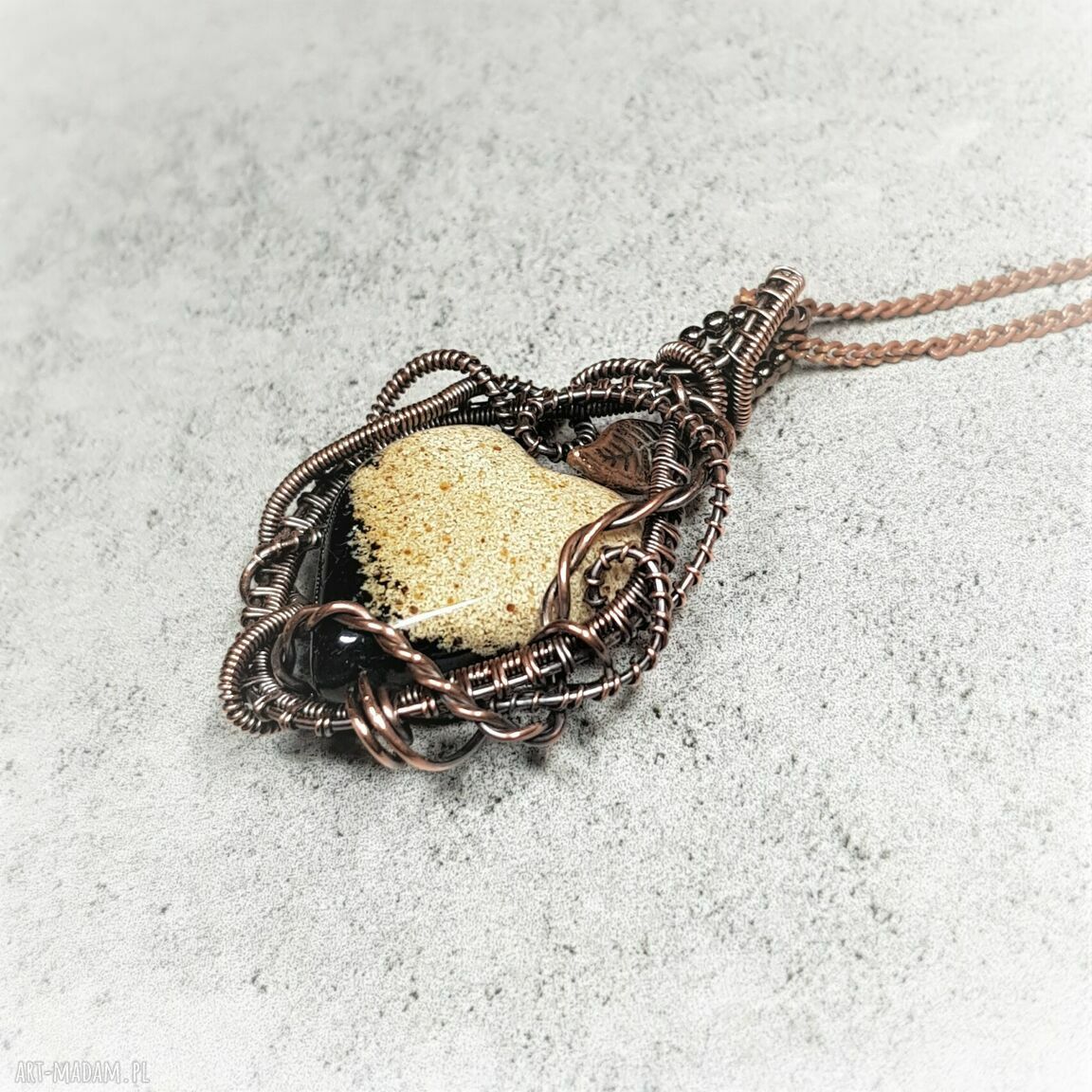 Wisiorek z bursztynowym serduszkiem - ręcznie wykonany wire-wrapping