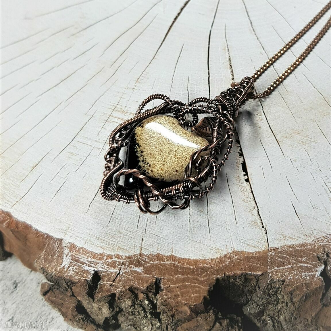 Wisiorek z bursztynowym serduszkiem - ręcznie wykonany wire-wrapping