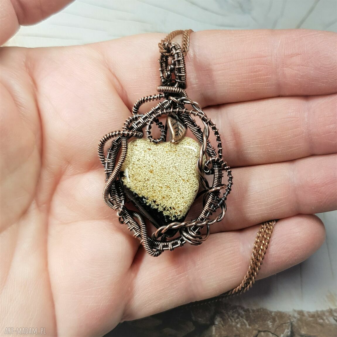 Wisiorek z bursztynowym serduszkiem - ręcznie wykonany wire-wrapping