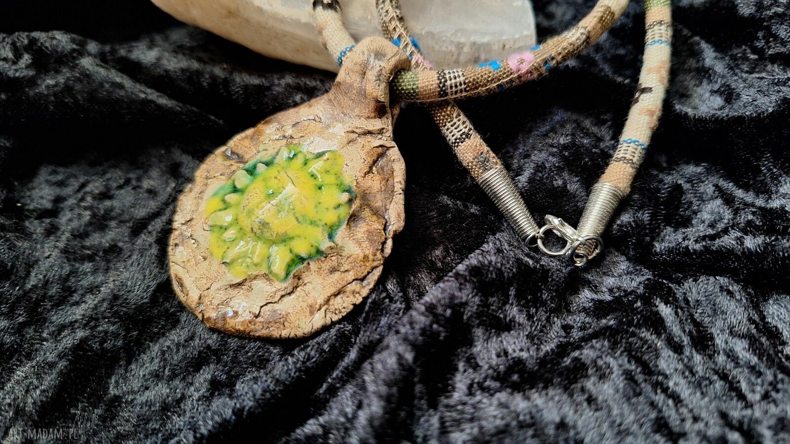 Ceramiczny naszyjnik amulet Słońce na ozdobnym sznurku, wyjątkowa biżuteria ręcznie robiona