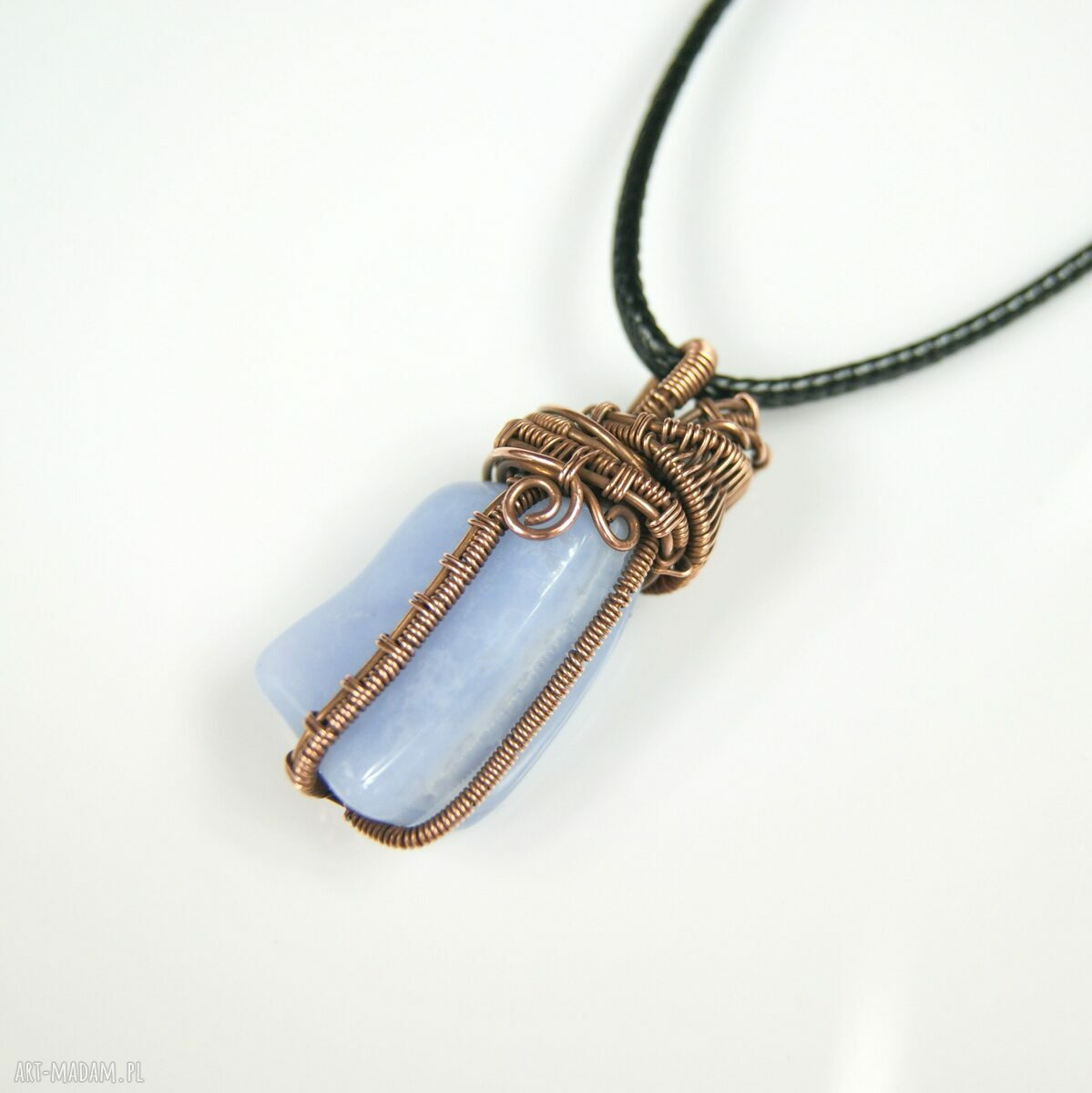Wisiorek z chalcedonem na miedzianym wire wrappingu