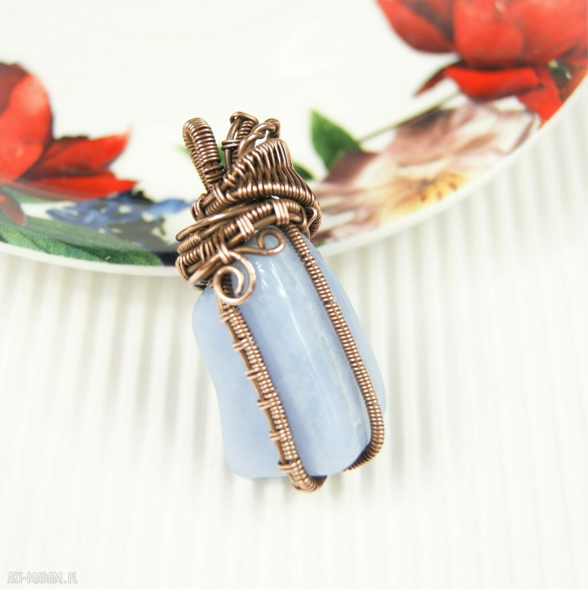 Wisiorek z chalcedonem na miedzianym wire wrappingu