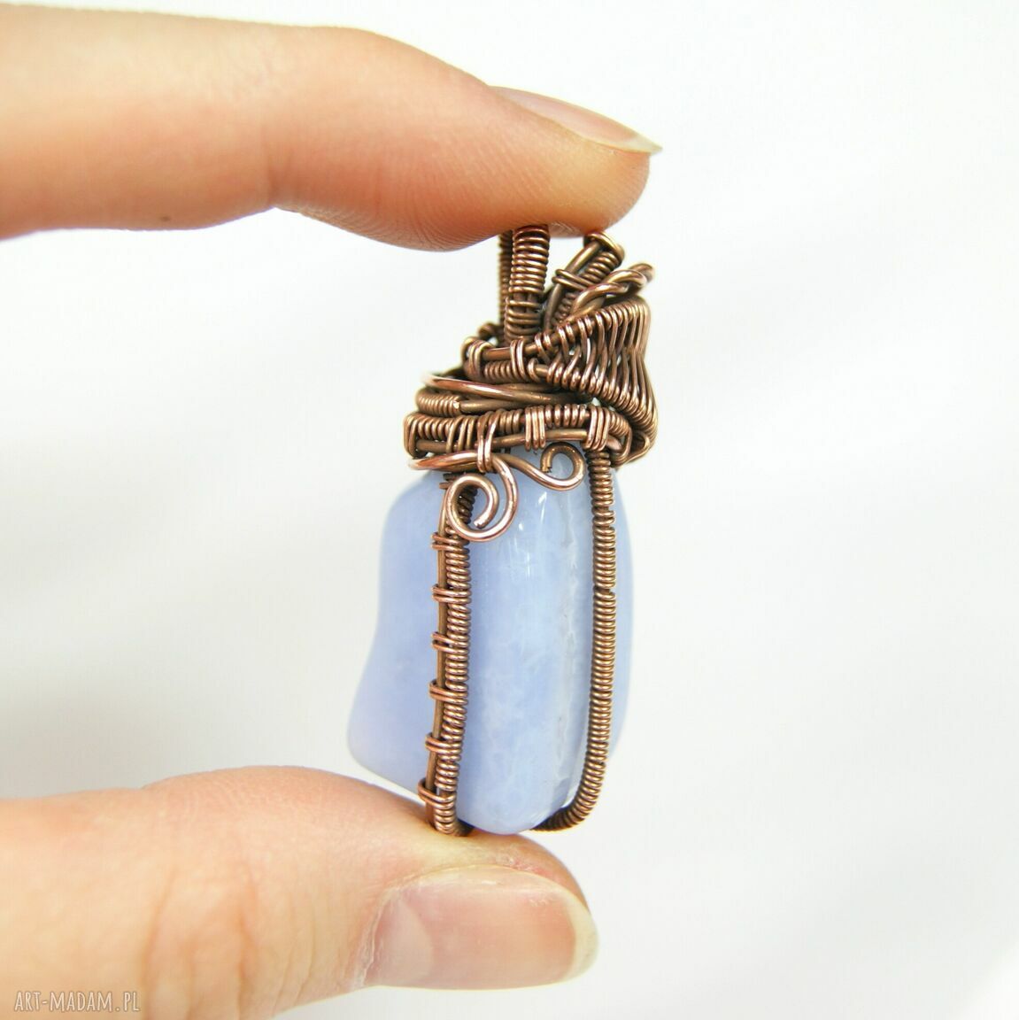 Wisiorek z chalcedonem na miedzianym wire wrappingu