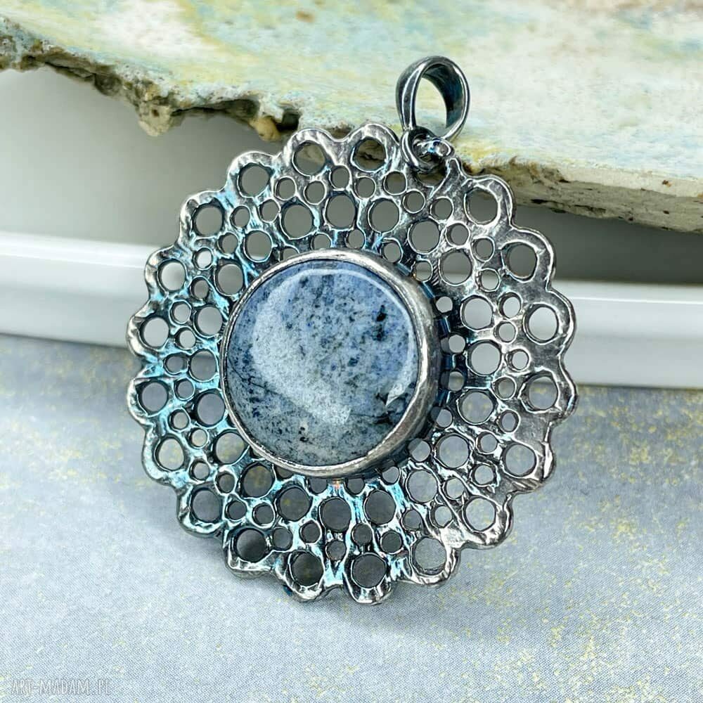 Wisiorek z dumortierytem wśród ażurów - srebro 925 handmade