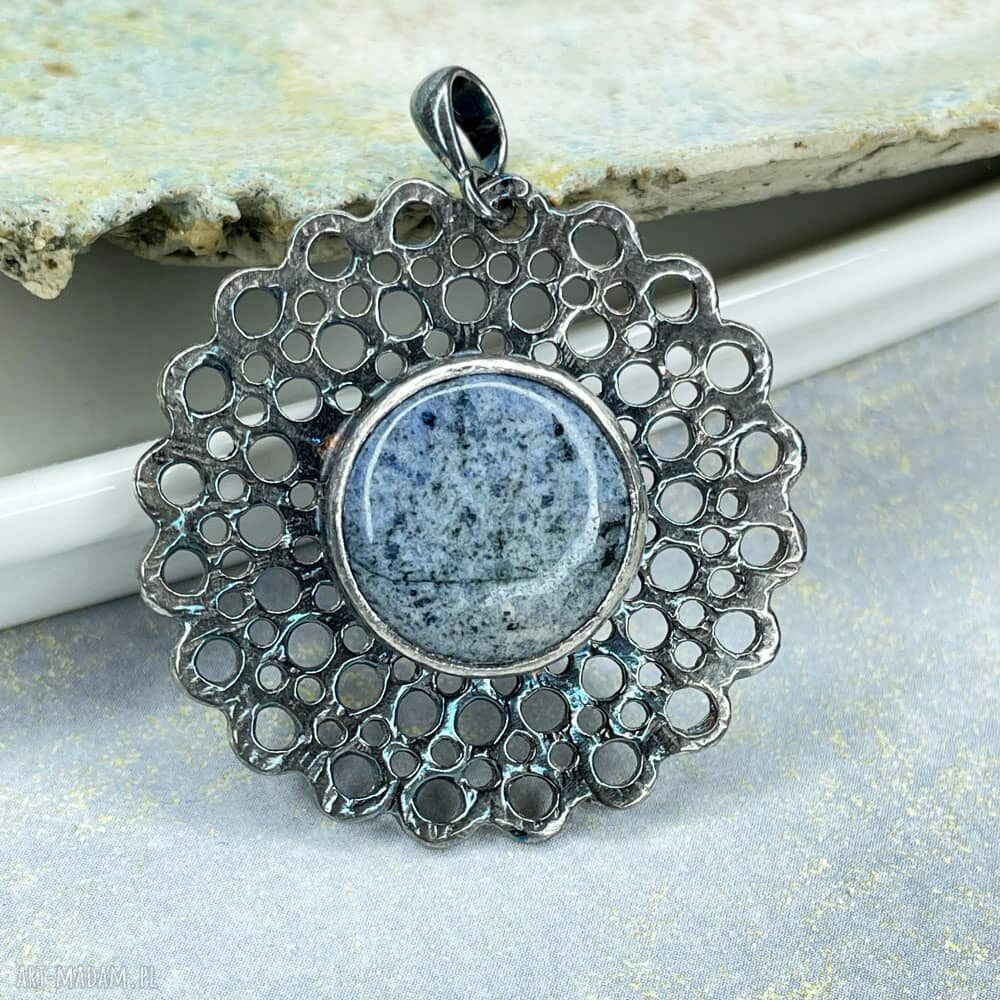 Wisiorek z dumortierytem wśród ażurów - srebro 925 handmade