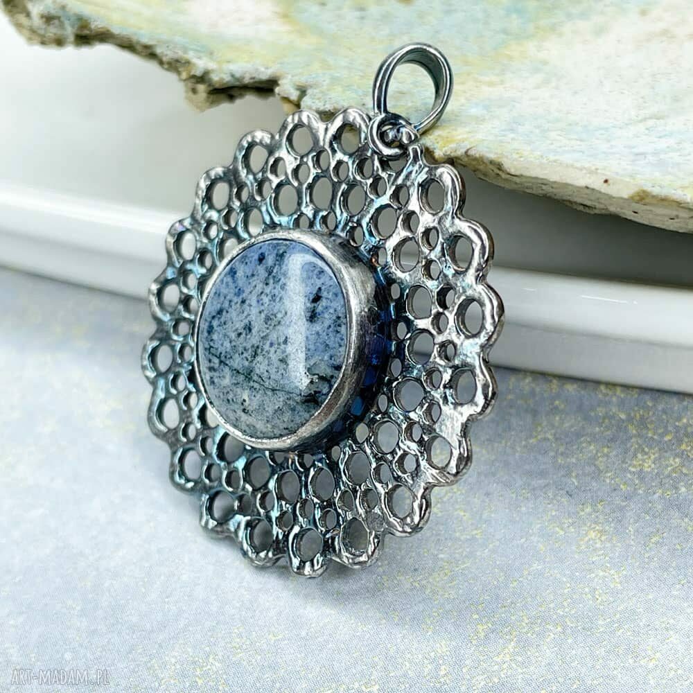 Wisiorek z dumortierytem wśród ażurów - srebro 925 handmade
