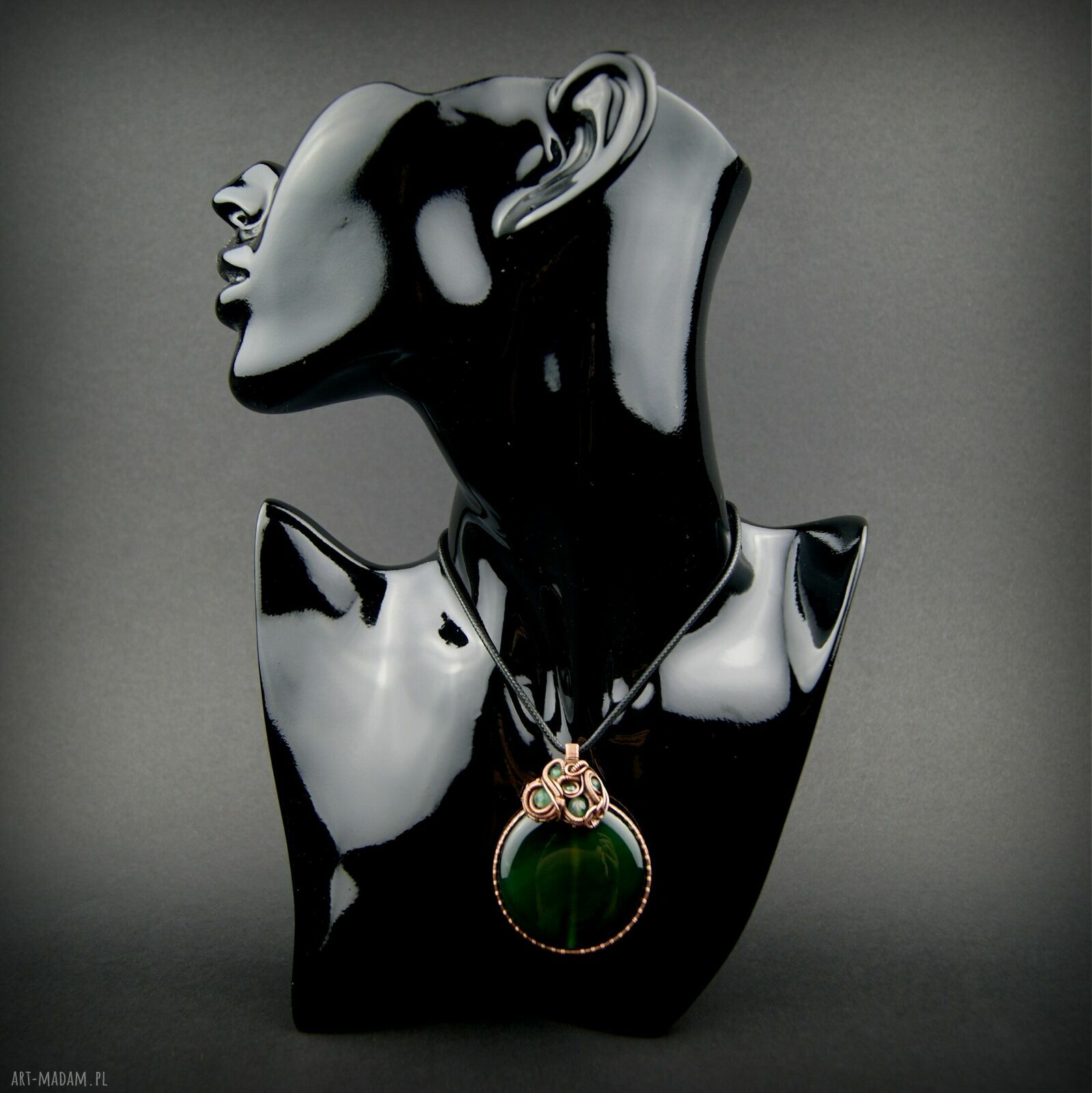 Wisiorek z dużym zielonym agatem w technice wire wrapping