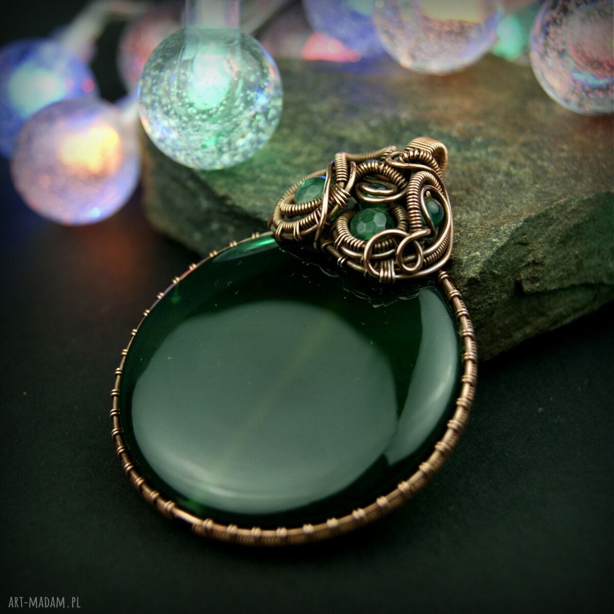 Wisiorek z dużym zielonym agatem w technice wire wrapping