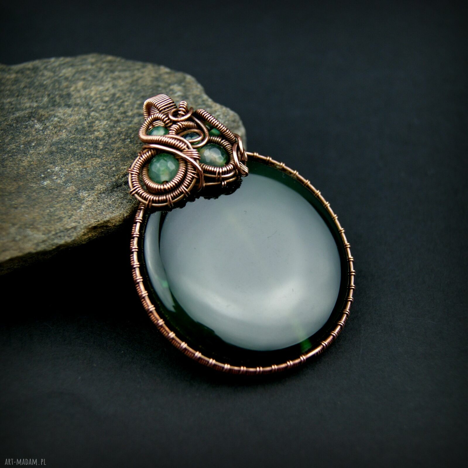 Wisiorek z dużym zielonym agatem w technice wire wrapping