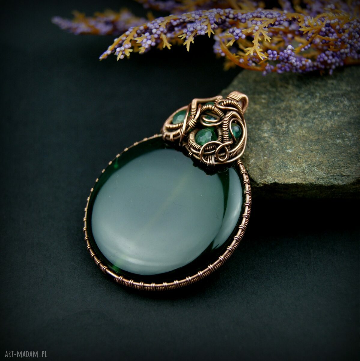Wisiorek z dużym zielonym agatem w technice wire wrapping