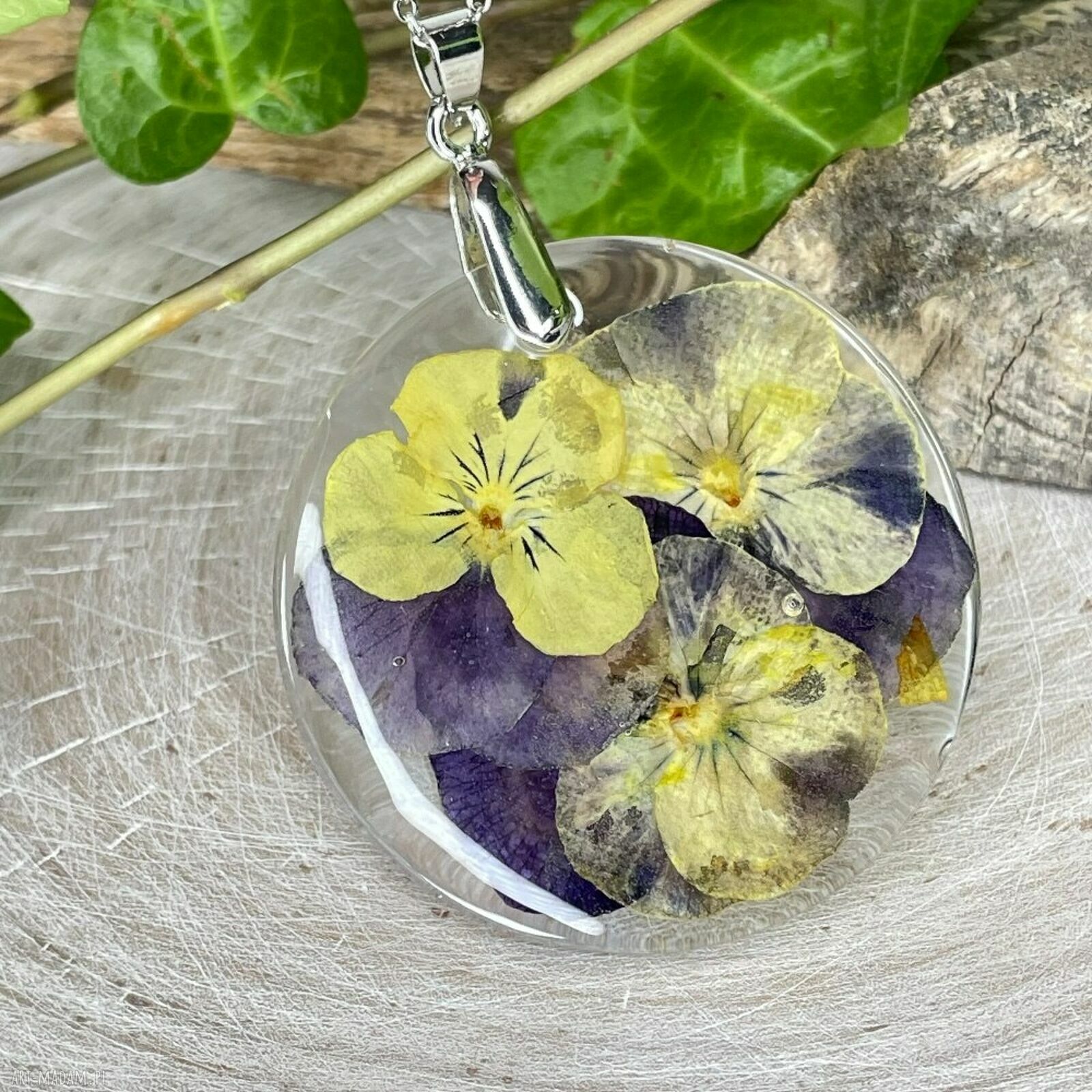 Wisiorek z dwukolorowymi kwiatami w żywicy - botaniczna biżuteria na wiosnę