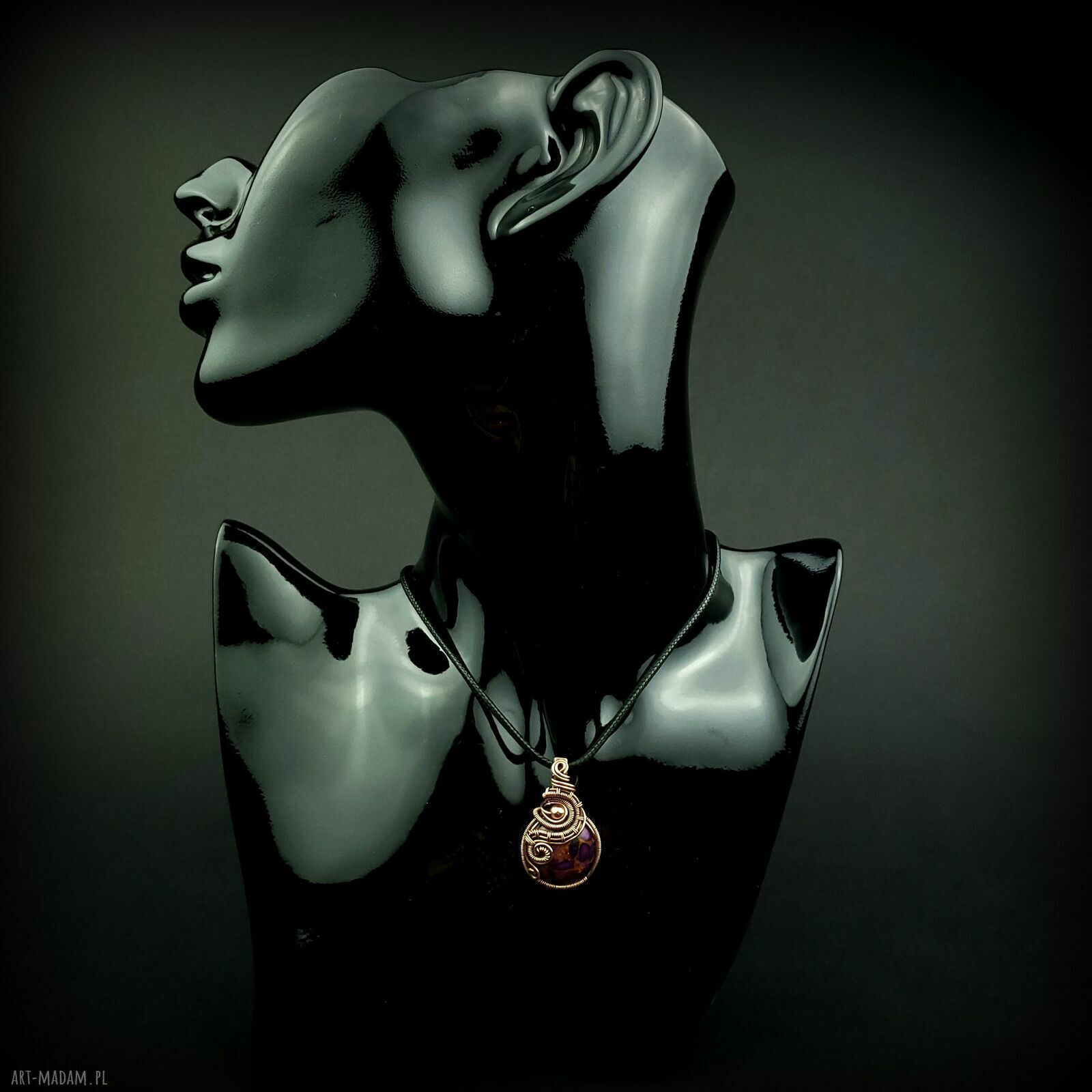 Wisiorek z fioletowym agatem w technice wire wrapping