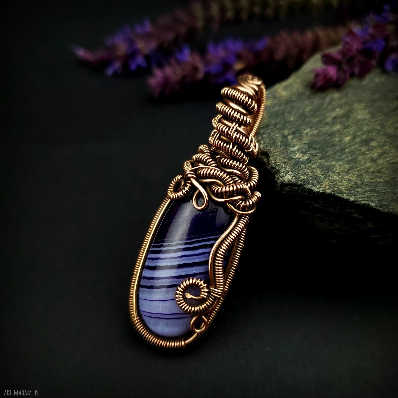 Wisiorek z fioletowym agatem w miedzianej oprawie wire wrapping