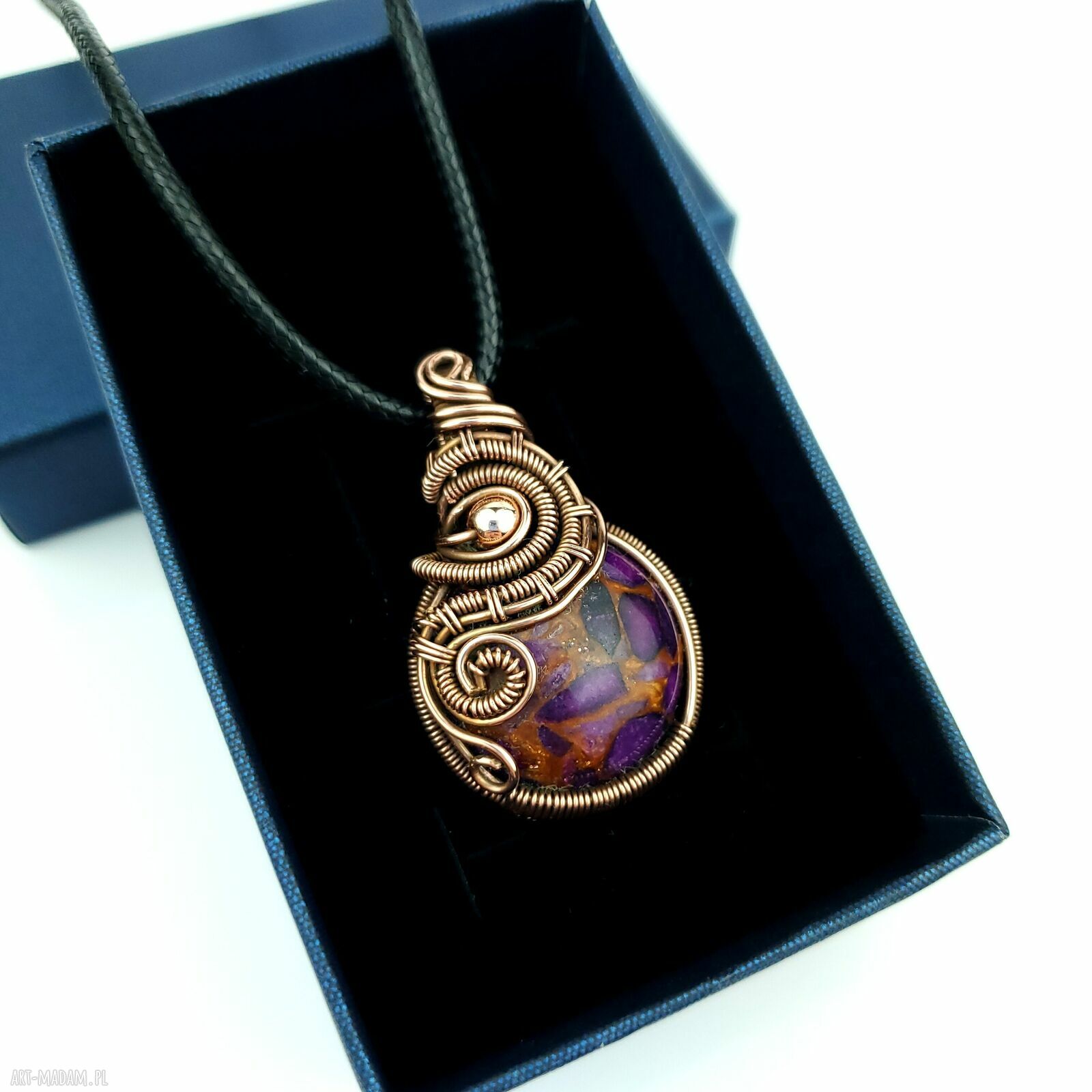 Wisiorek z fioletowym agatem w technice wire wrapping