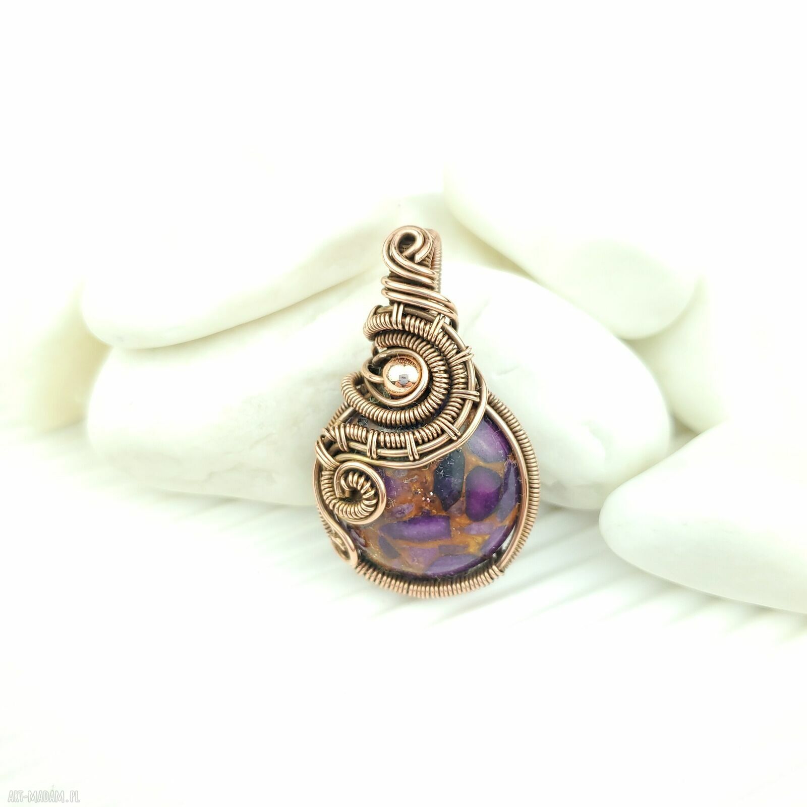 Wisiorek z fioletowym agatem w technice wire wrapping