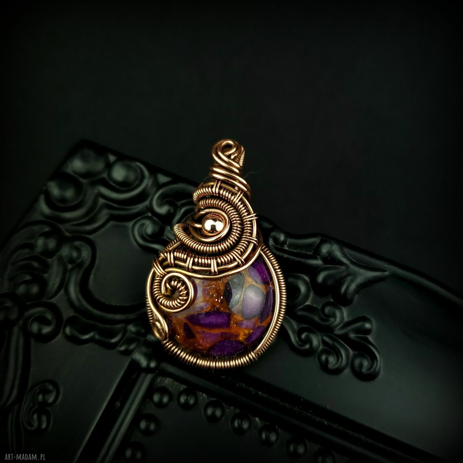 Wisiorek z fioletowym agatem w technice wire wrapping