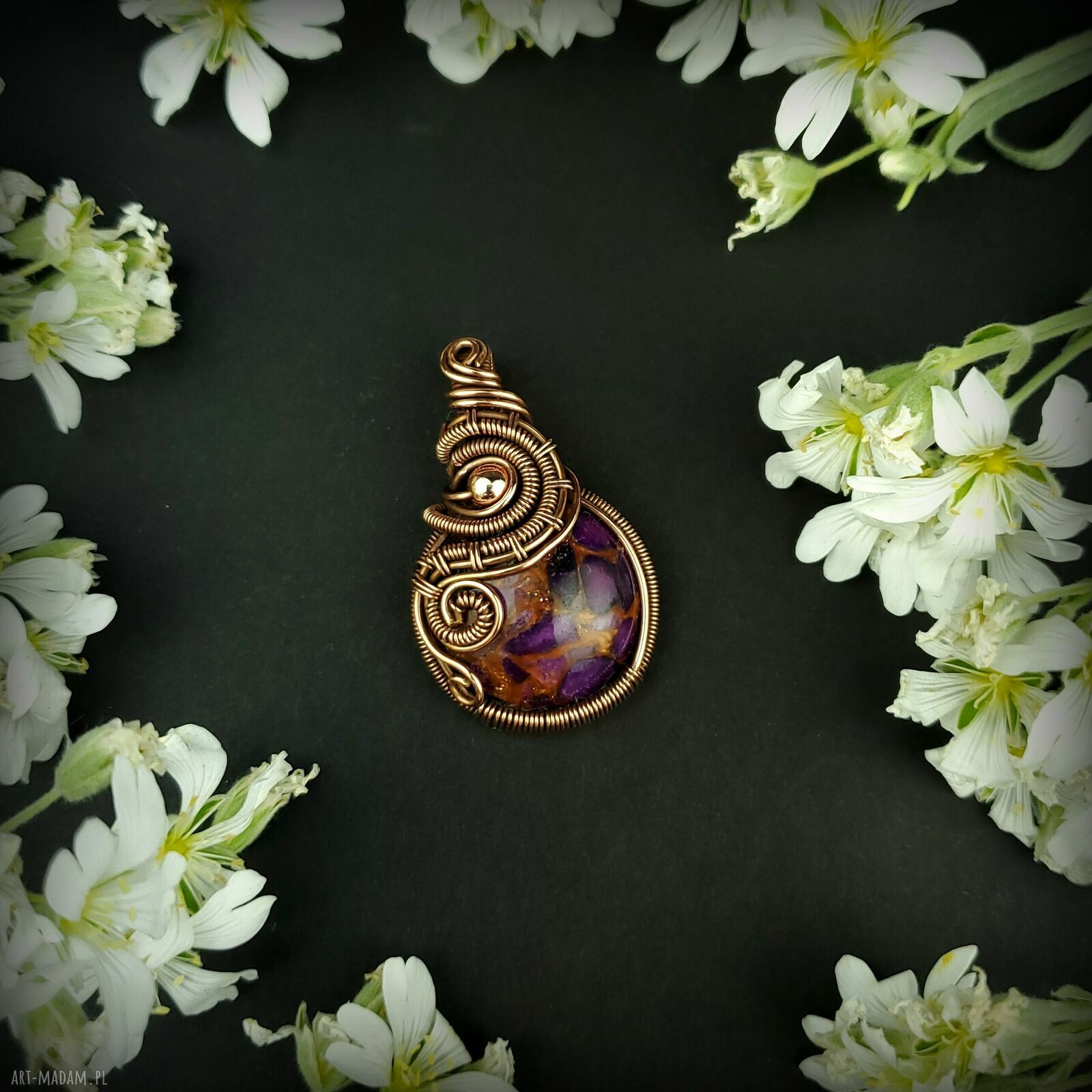 Wisiorek z fioletowym agatem w technice wire wrapping